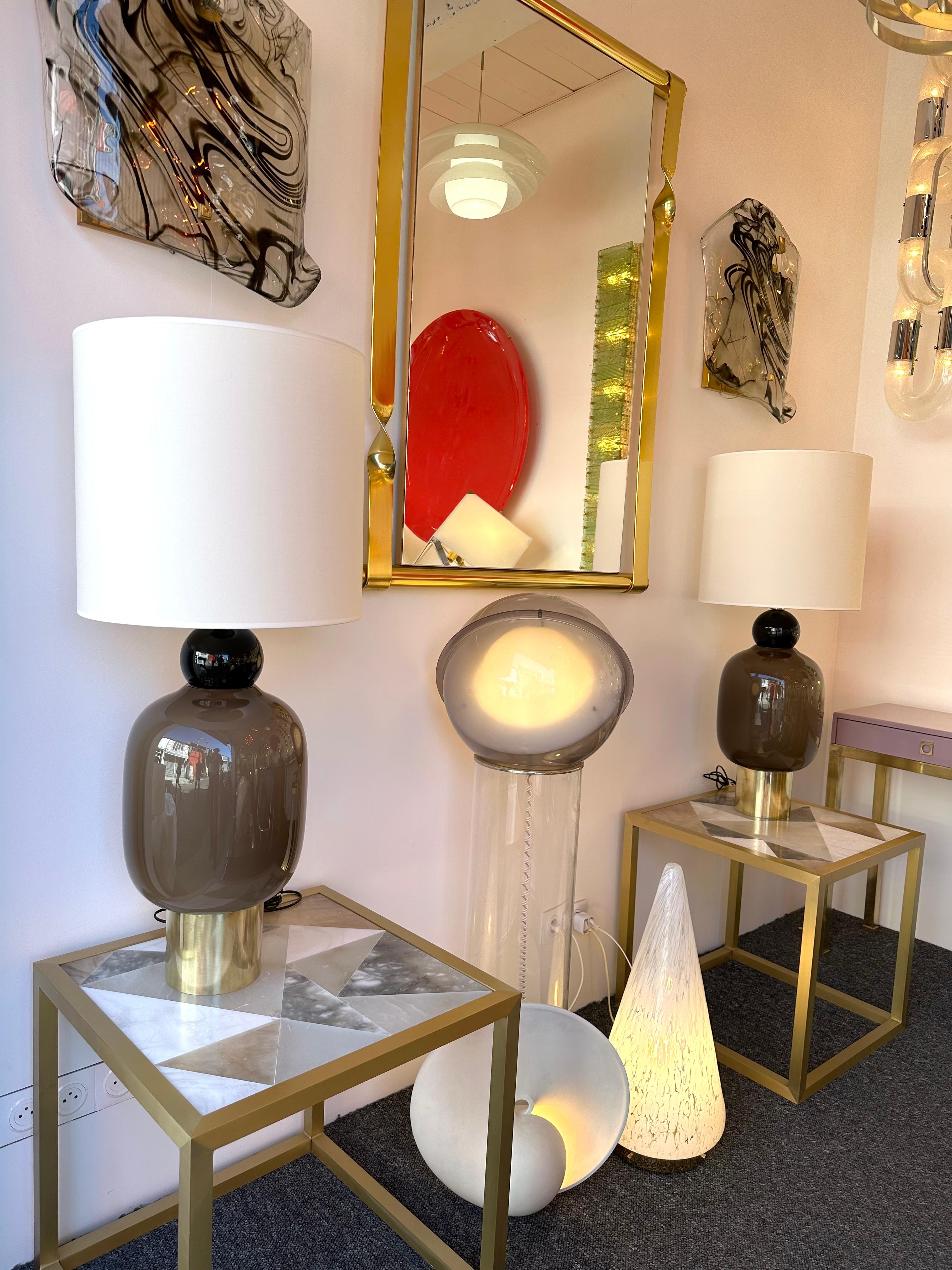 italien Paire de lampes contemporaines en laiton et verre de Murano, Italie en vente