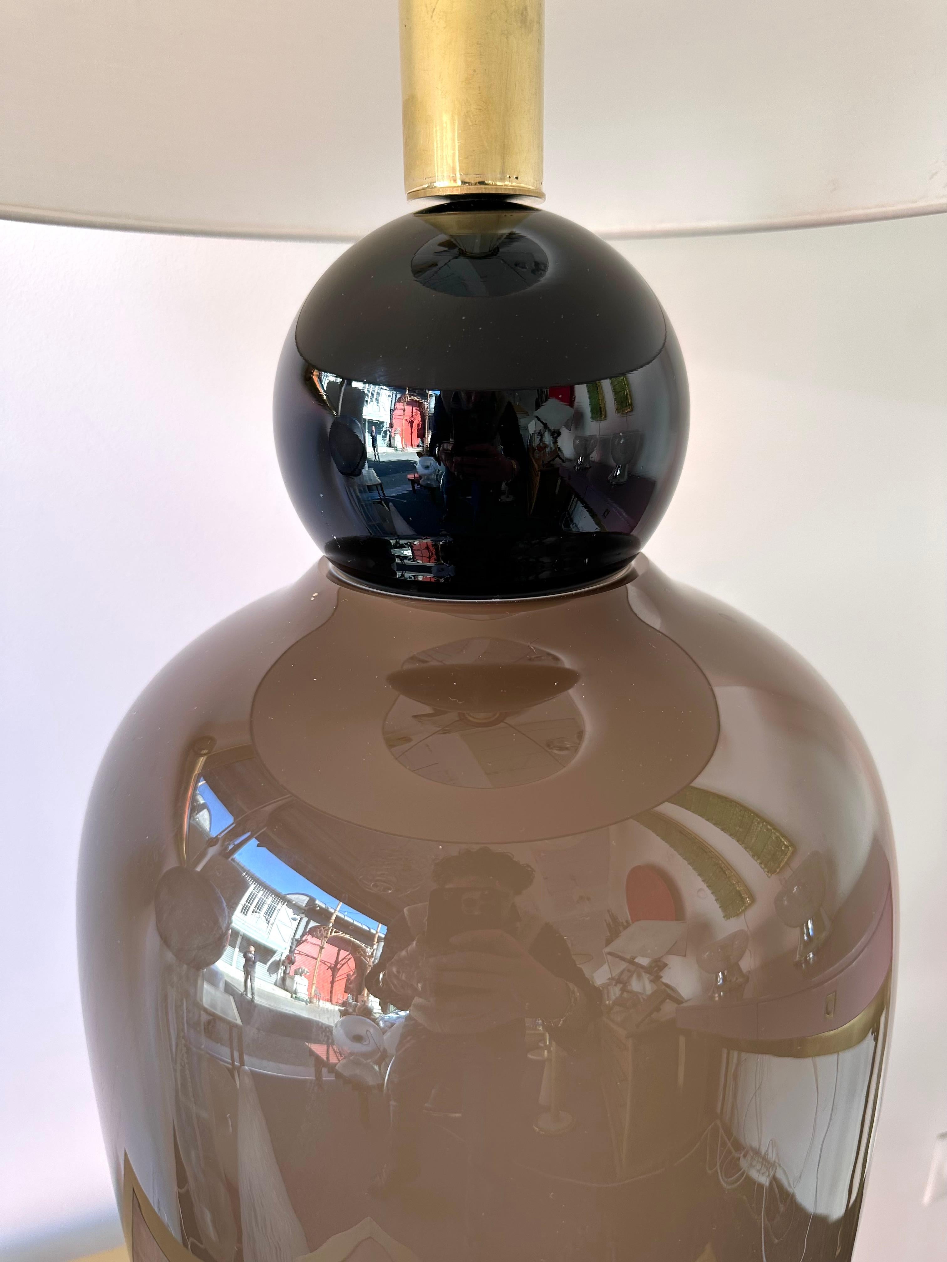 Zeitgenössisches Paar Lampen aus Messing und Muranoglas, Italien im Zustand „Neu“ im Angebot in SAINT-OUEN, FR