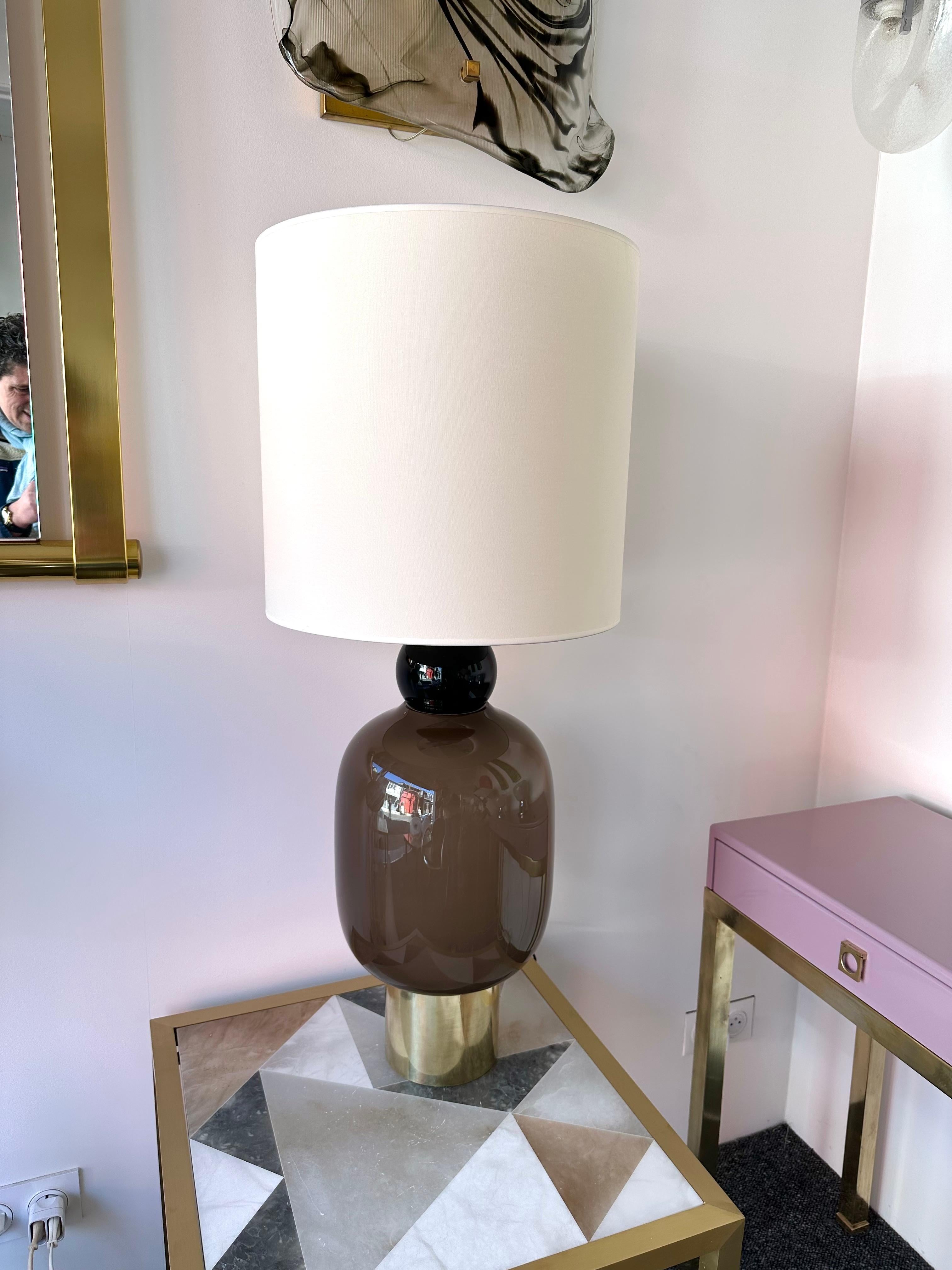 XXIe siècle et contemporain Paire de lampes contemporaines en laiton et verre de Murano, Italie en vente