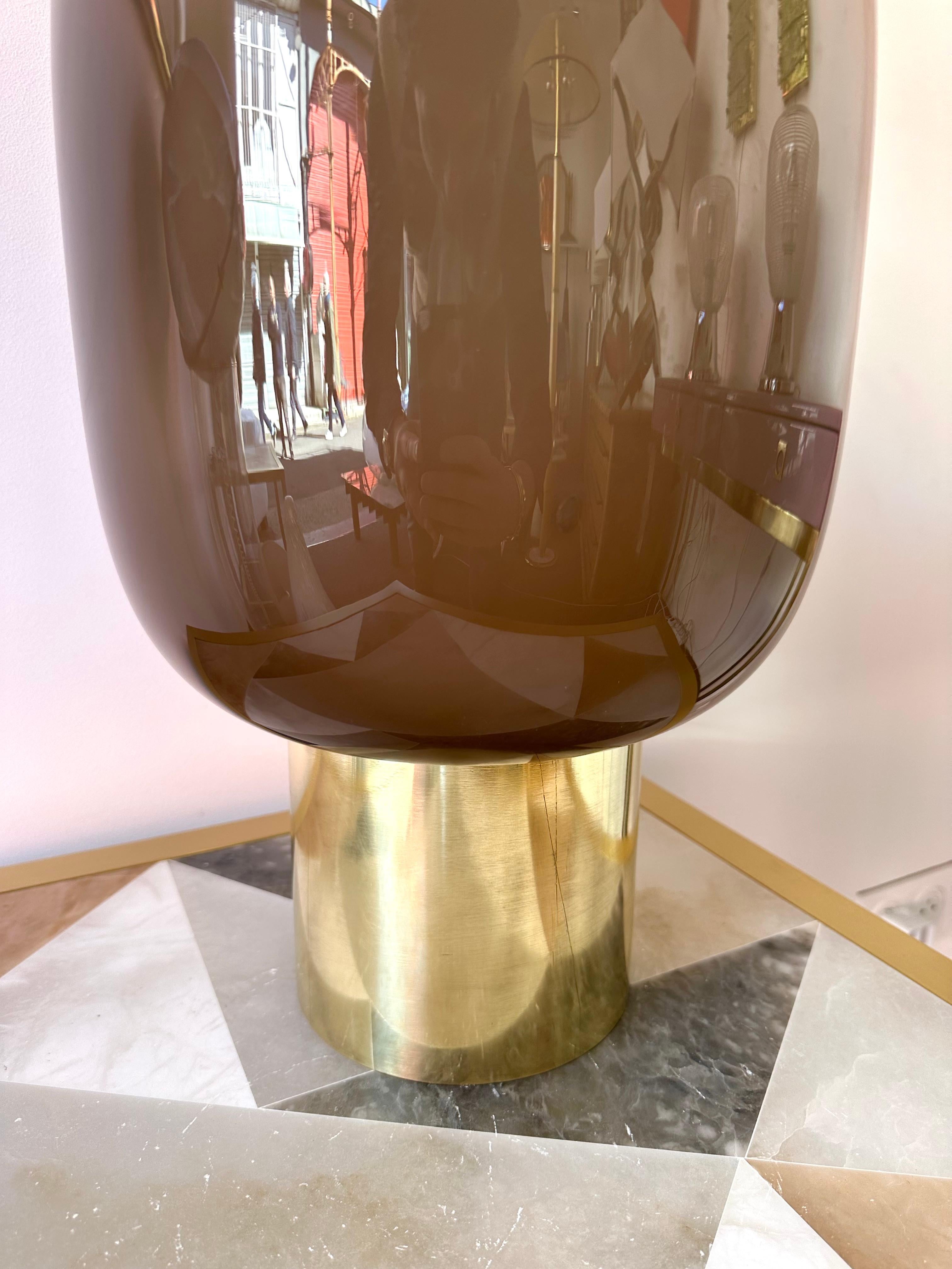 Laiton Paire de lampes contemporaines en laiton et verre de Murano, Italie en vente