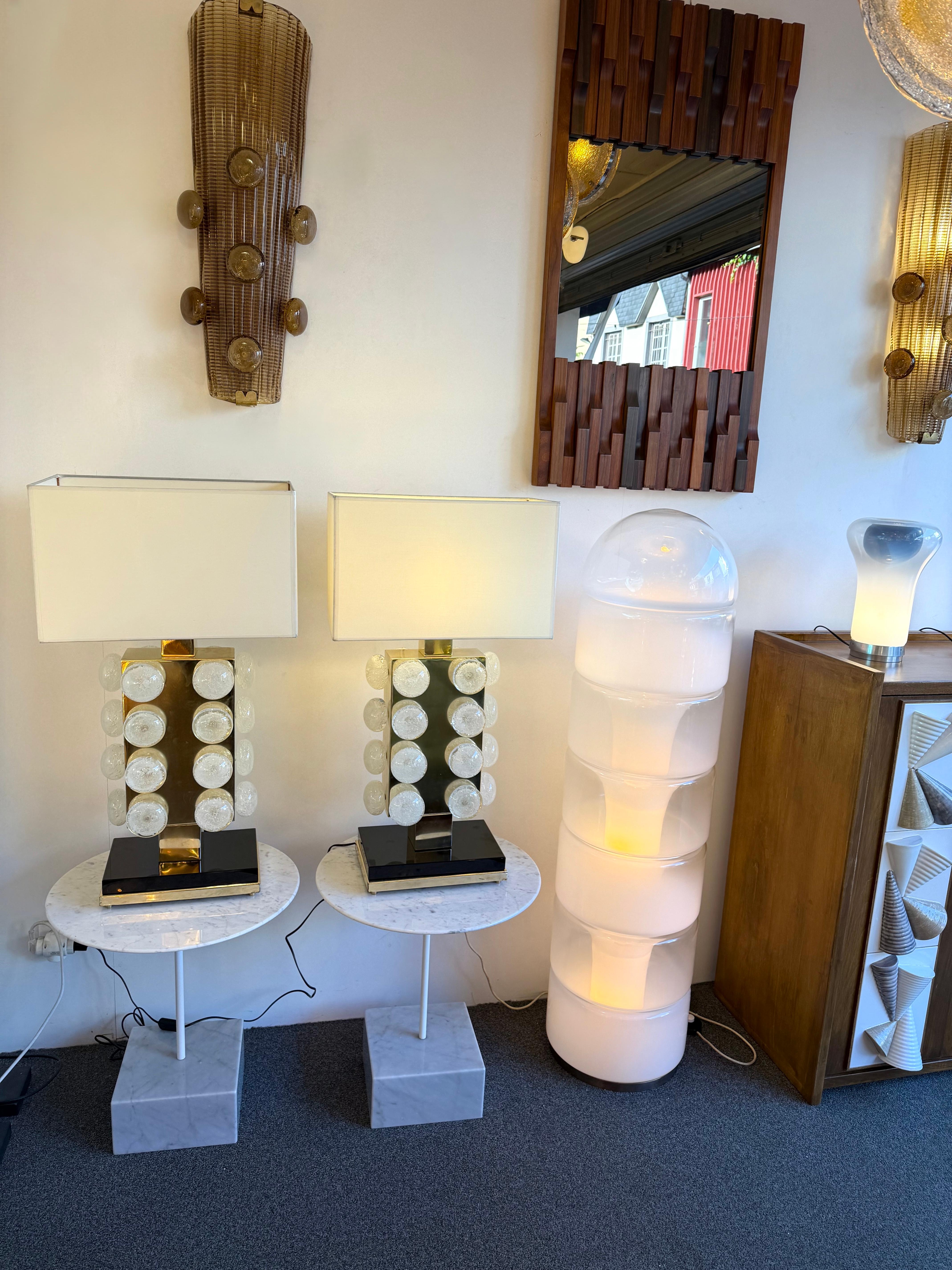 Pareja de lámparas Macarrón de sobremesa o mesilla de noche, de latón y cristal de Murano. Obra contemporánea de un pequeño taller artesanal de diseño italiano, pequeñas imperfecciones debidas a la fabricación a mano artesanal. en un ambiente de