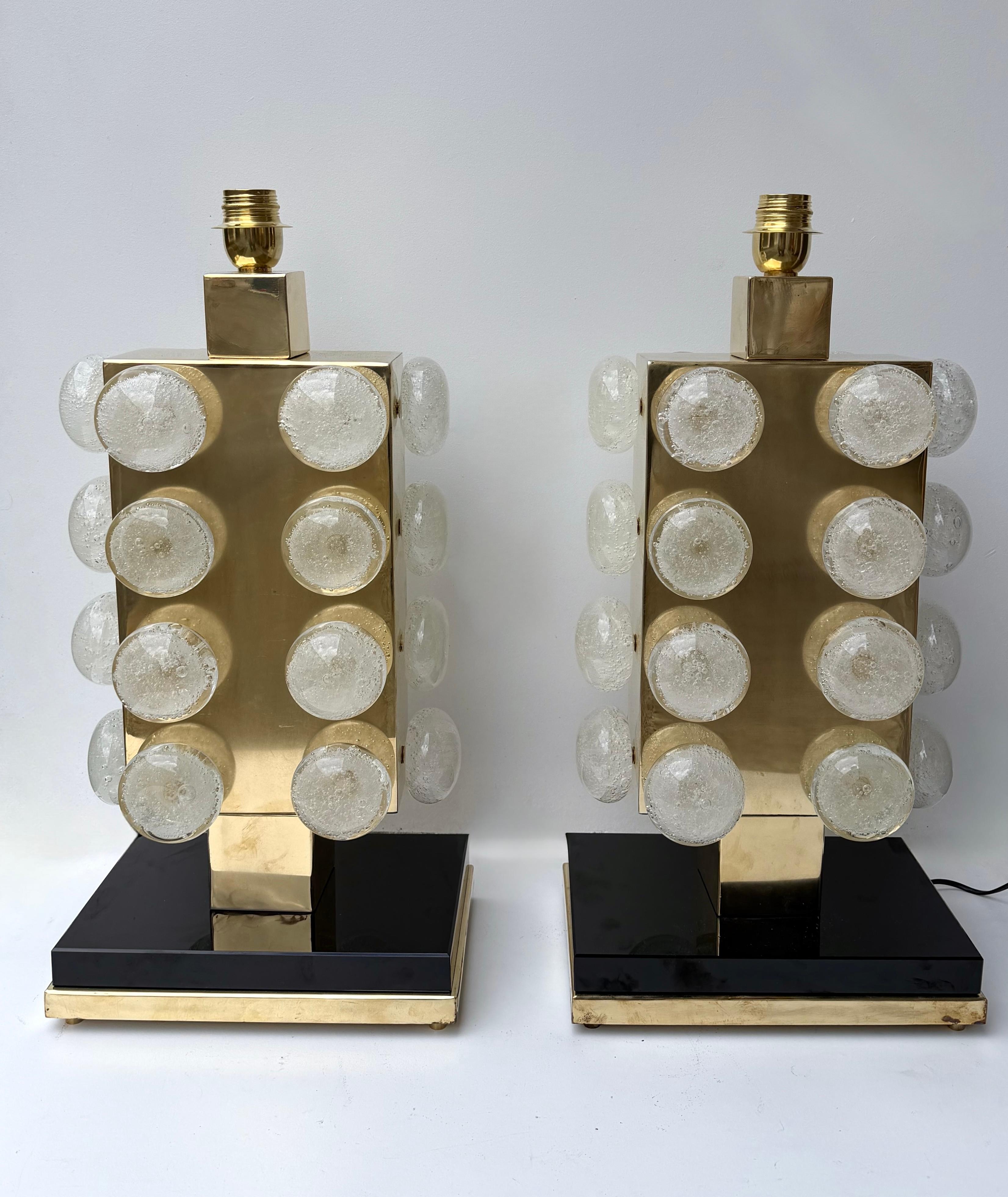 Pareja Contemporánea de Lámparas Macarrones de Latón y Cristal de Murano, Italia en Bueno estado para la venta en SAINT-OUEN, FR