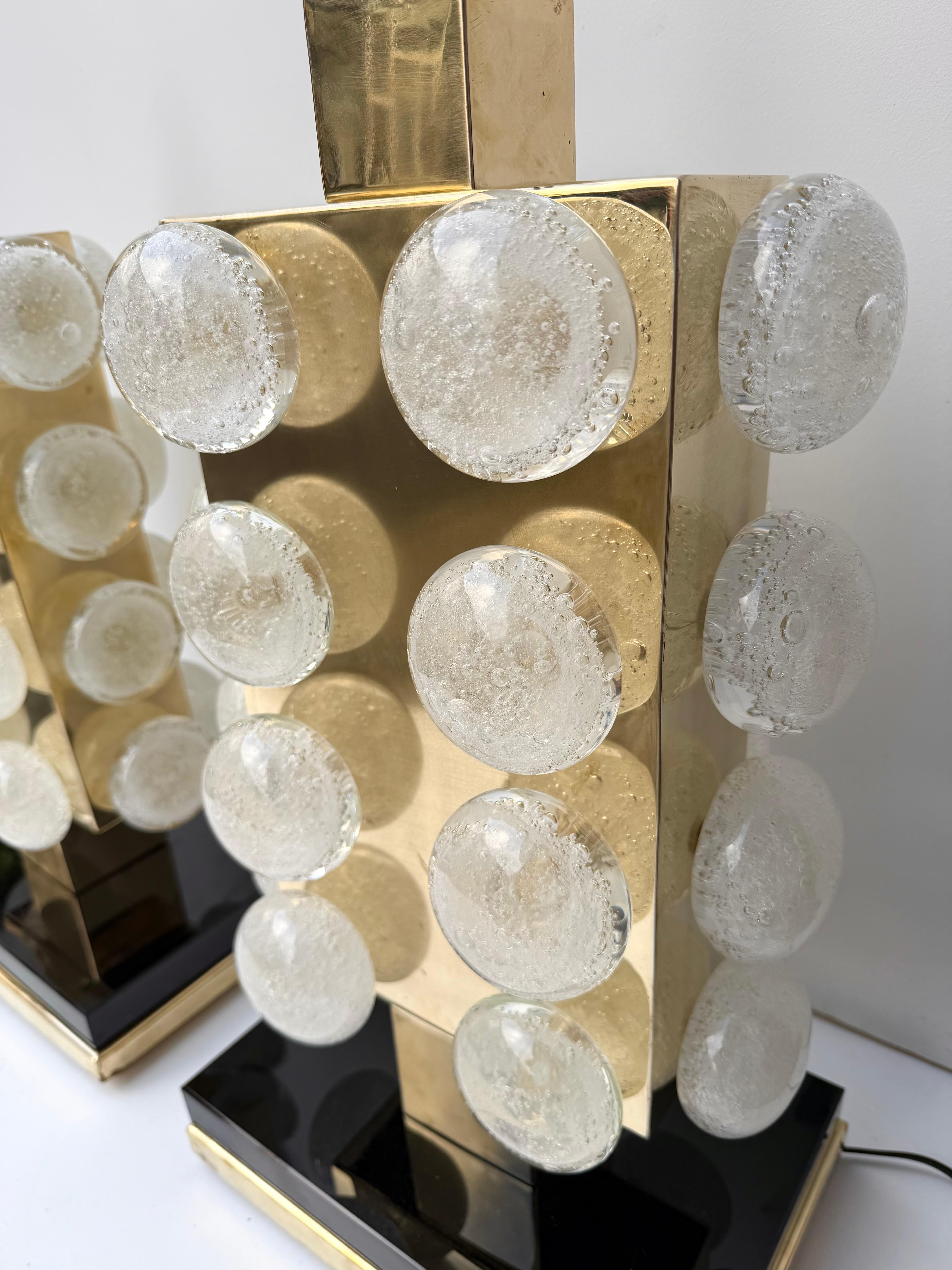 Pareja Contemporánea de Lámparas Macarrones de Latón y Cristal de Murano, Italia en venta 1