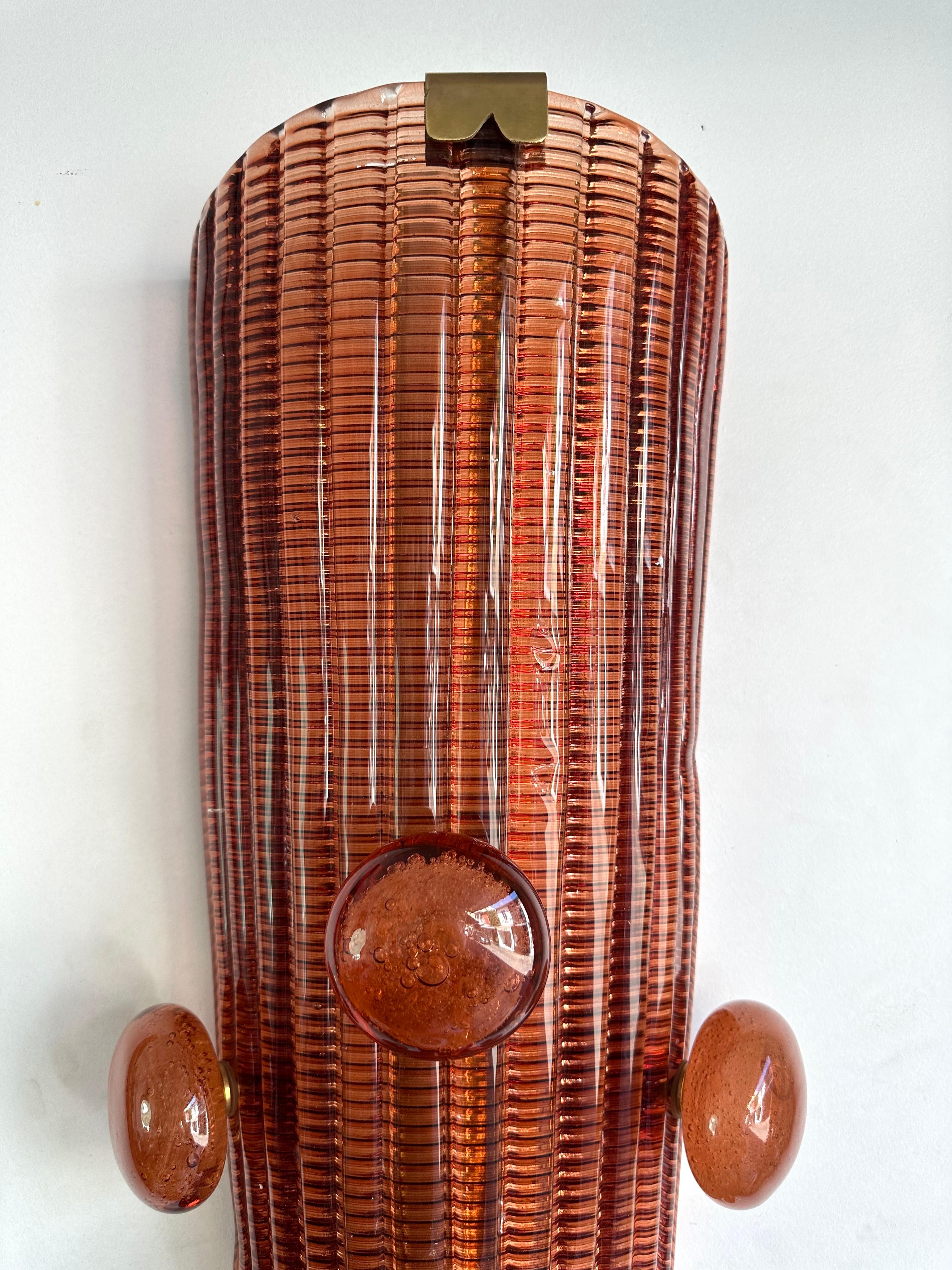 Pareja contemporánea de candelabros macarrones de latón y cristal de Murano, Italia en venta 3