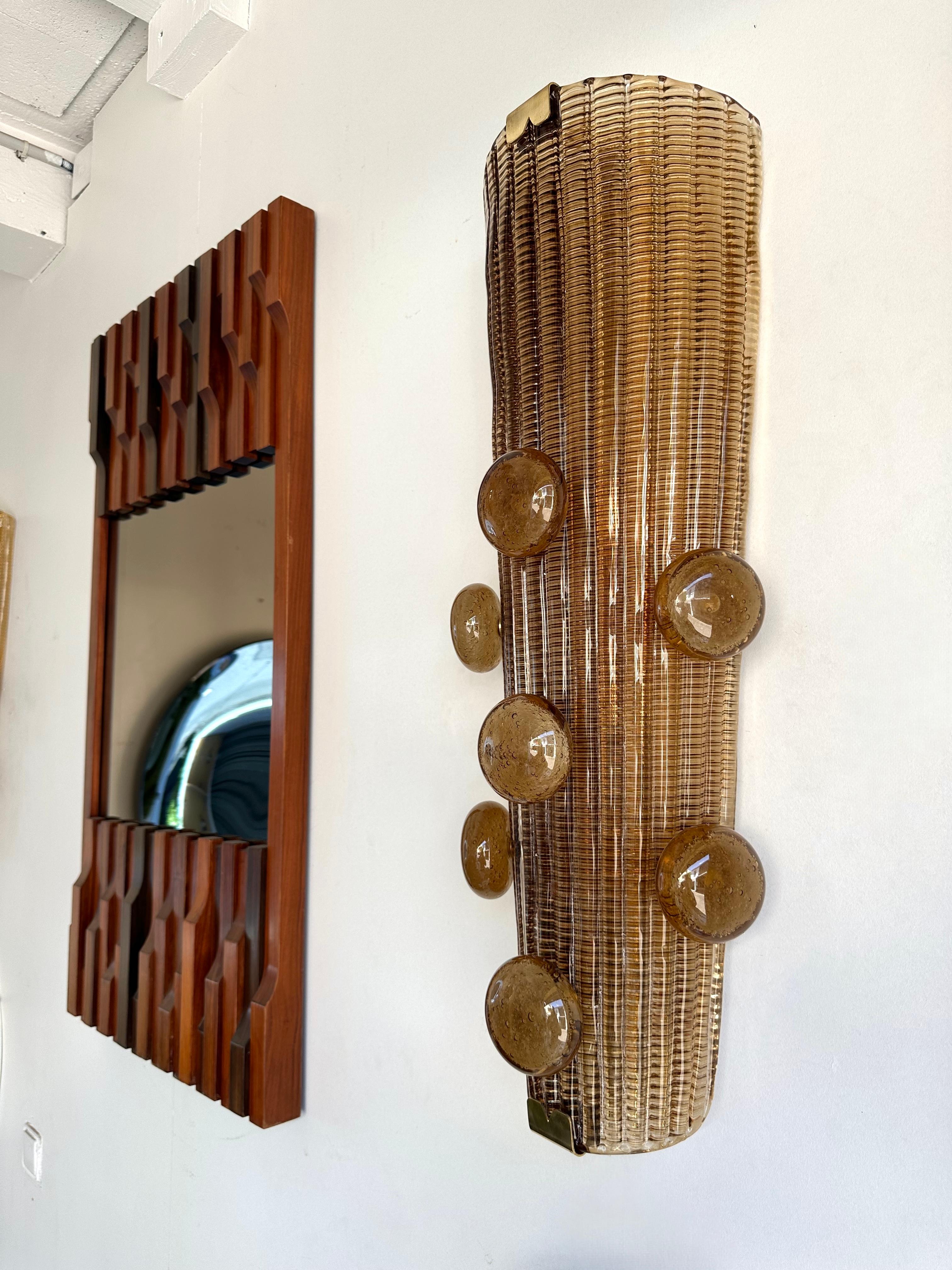 Pareja contemporánea de candelabros macarrones de latón y cristal de Murano, Italia en venta 4