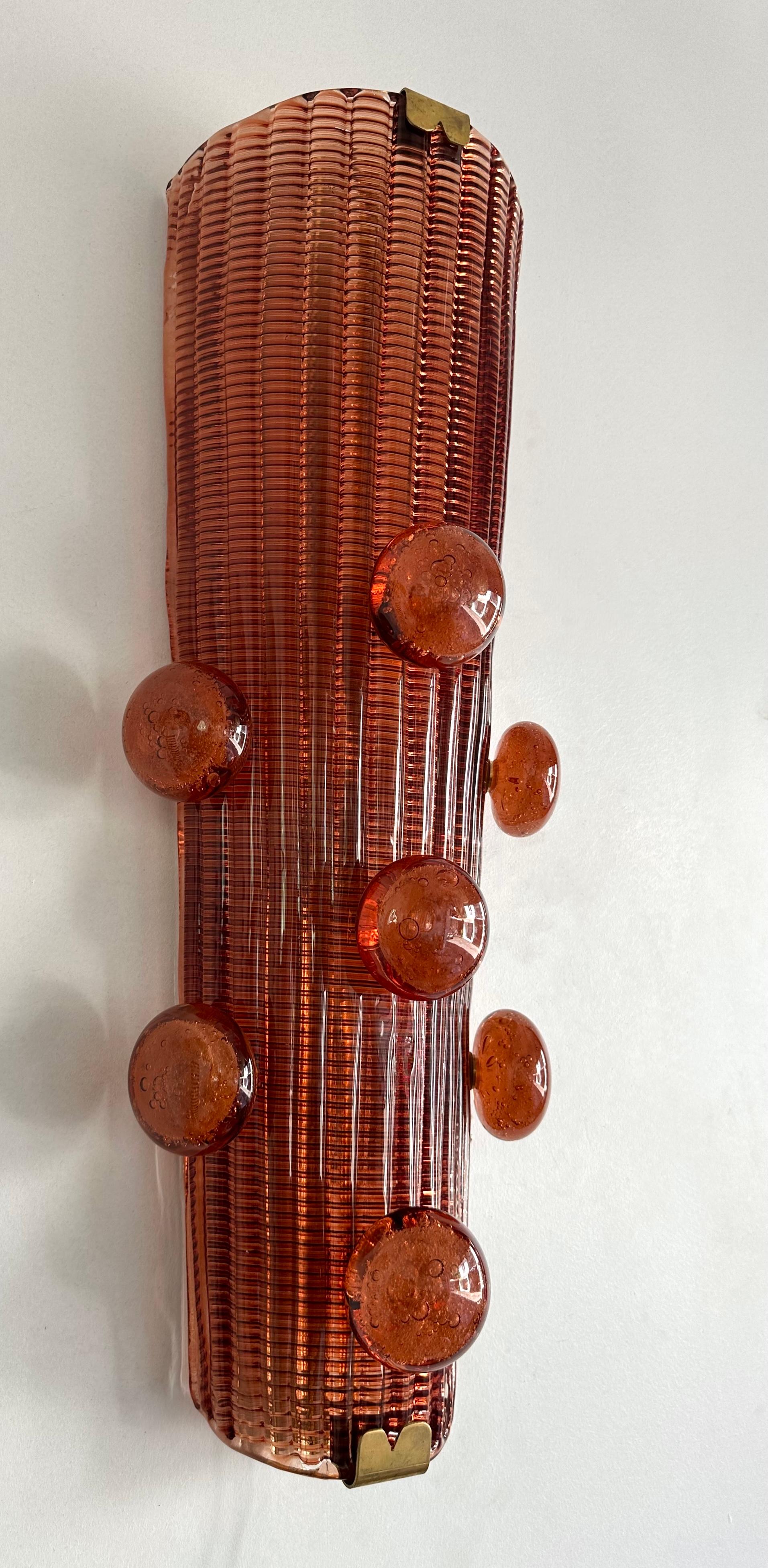 Pareja contemporánea de candelabros macarrones de latón y cristal de Murano, Italia en venta 4