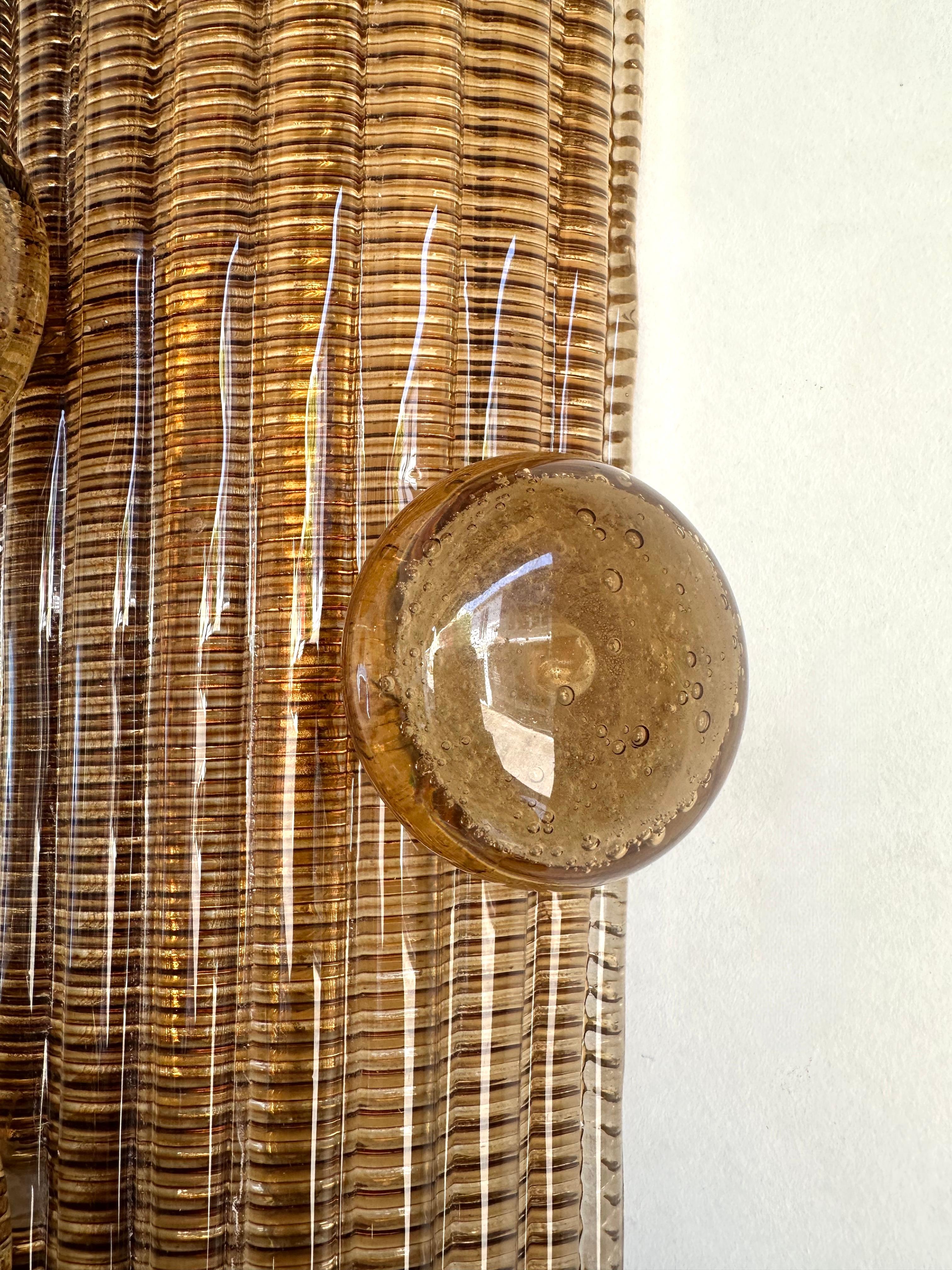 Pareja contemporánea de candelabros macarrones de latón y cristal de Murano, Italia en venta 5
