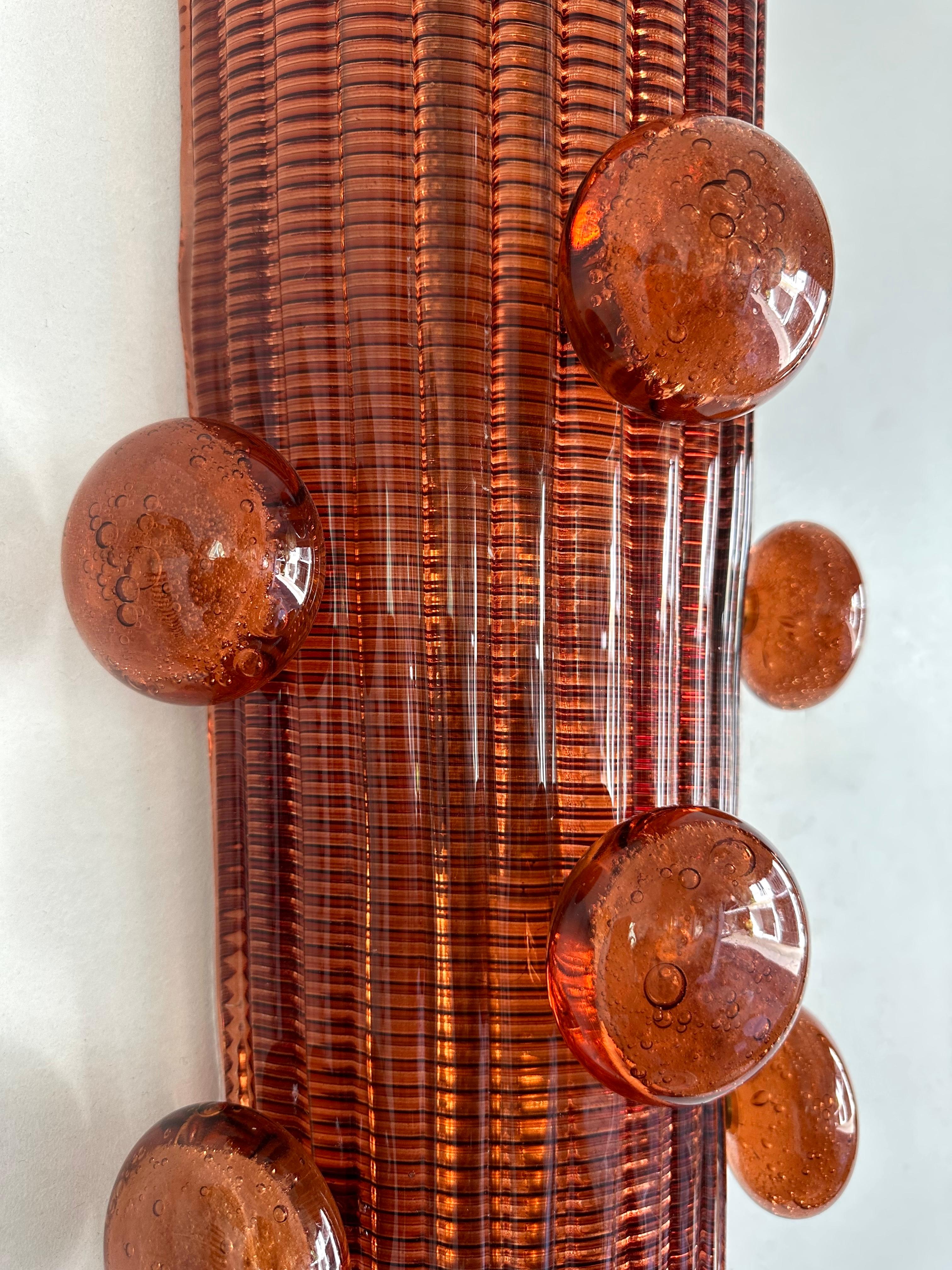 Pareja contemporánea de candelabros macarrones de latón y cristal de Murano, Italia en venta 5