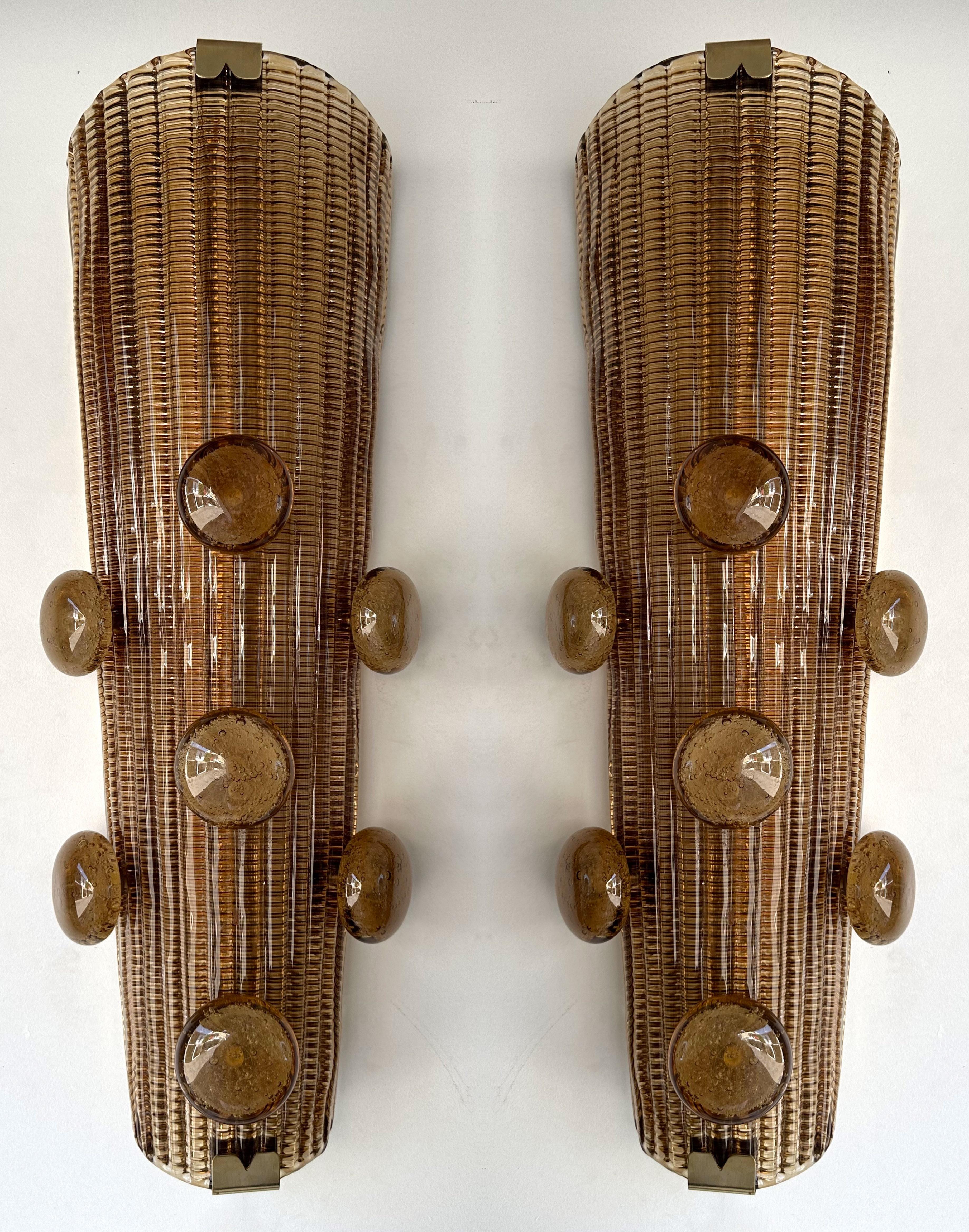 Pareja contemporánea de candelabros macarrones de latón y cristal de Murano, Italia en venta 6
