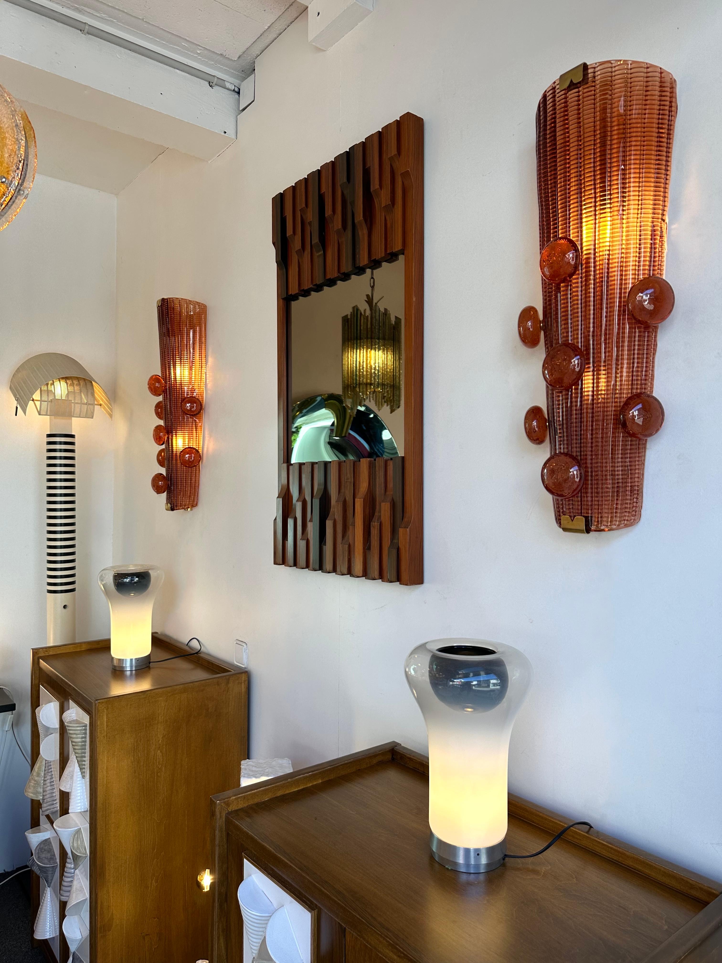 Pareja de apliques apliques Macarrones en latón y cristal de Murano. Obra contemporánea de un pequeño taller artesanal de diseño italiano, pequeñas imperfecciones debidas a la fabricación a mano artesanal. en un ambiente de Modernidad de mediados de