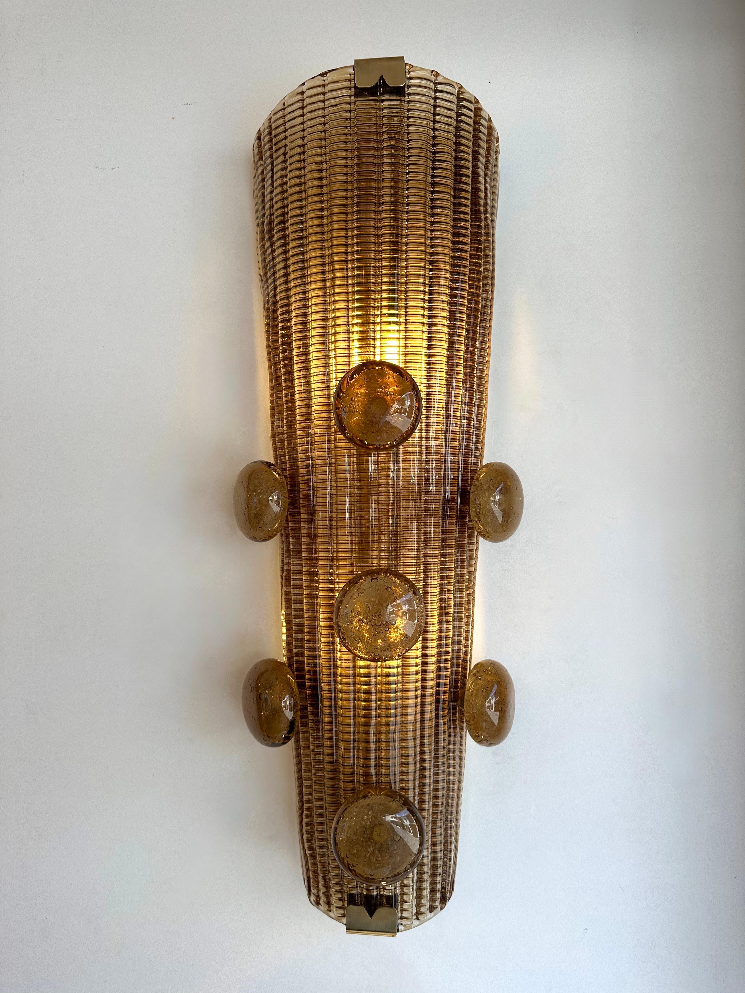 Pareja contemporánea de candelabros macarrones de latón y cristal de Murano, Italia en Nuevo estado para la venta en SAINT-OUEN, FR