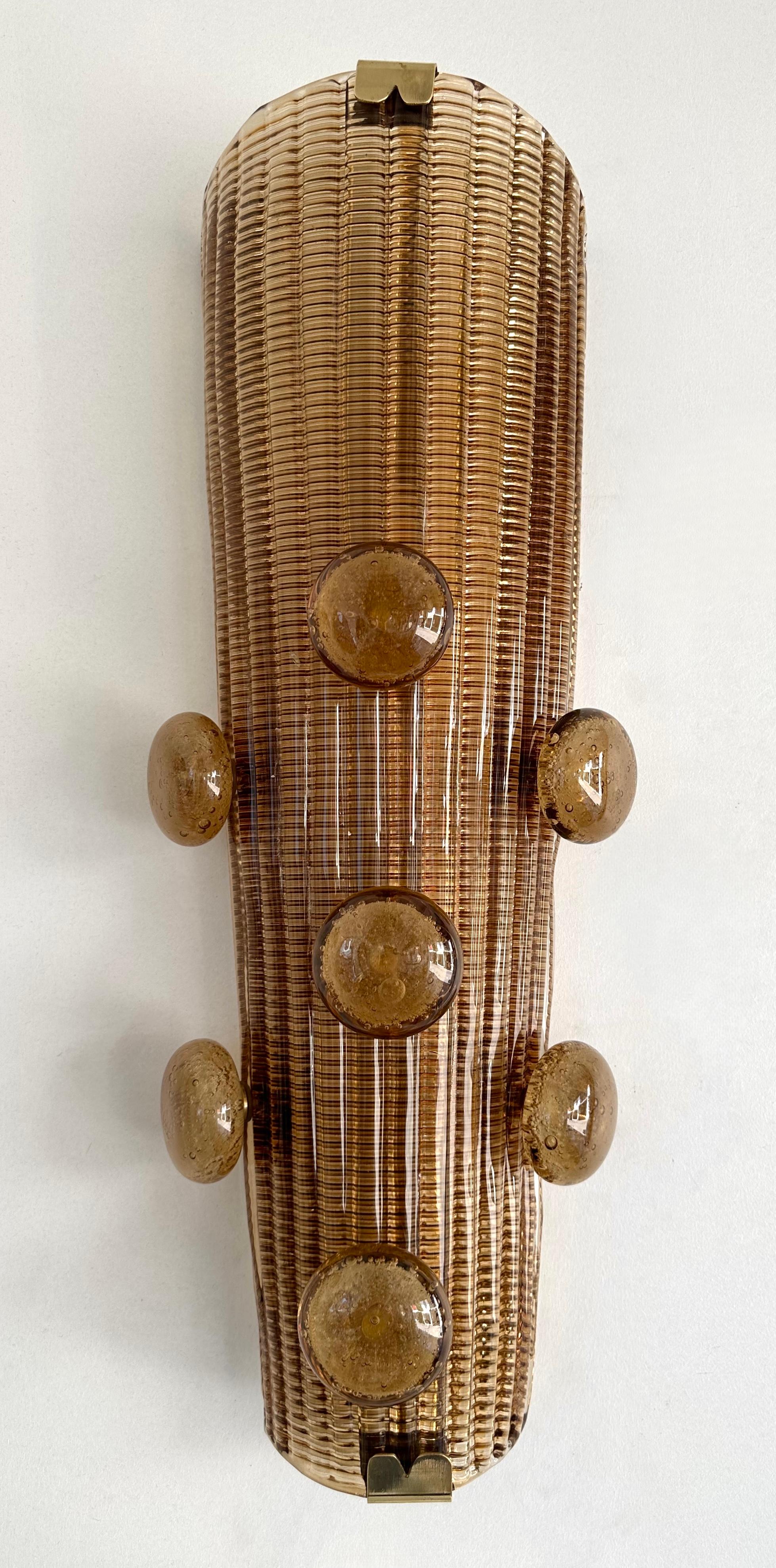 Pareja contemporánea de candelabros macarrones de latón y cristal de Murano, Italia Siglo XXI y contemporáneo en venta