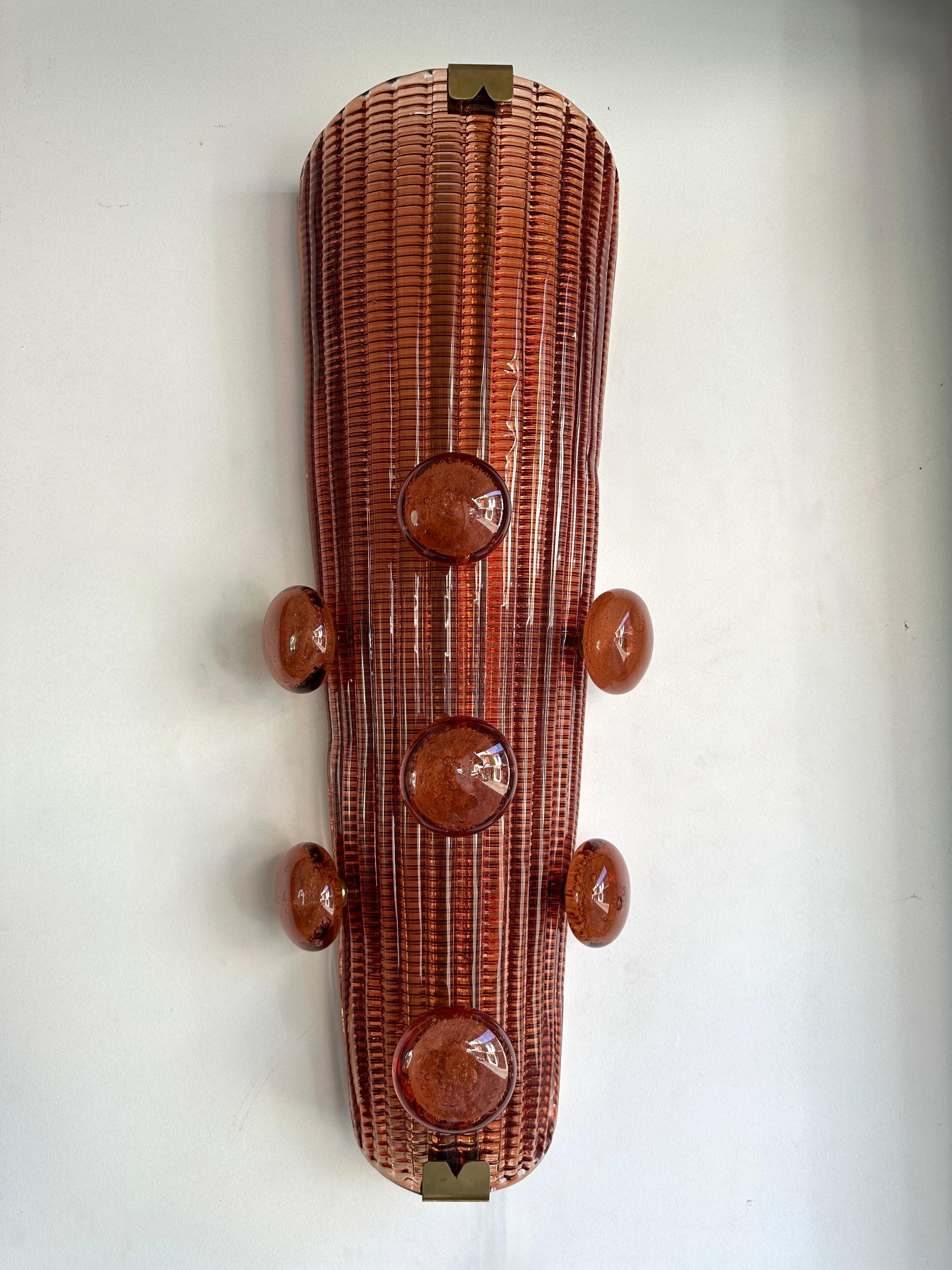 Pareja contemporánea de candelabros macarrones de latón y cristal de Murano, Italia Siglo XXI y contemporáneo en venta