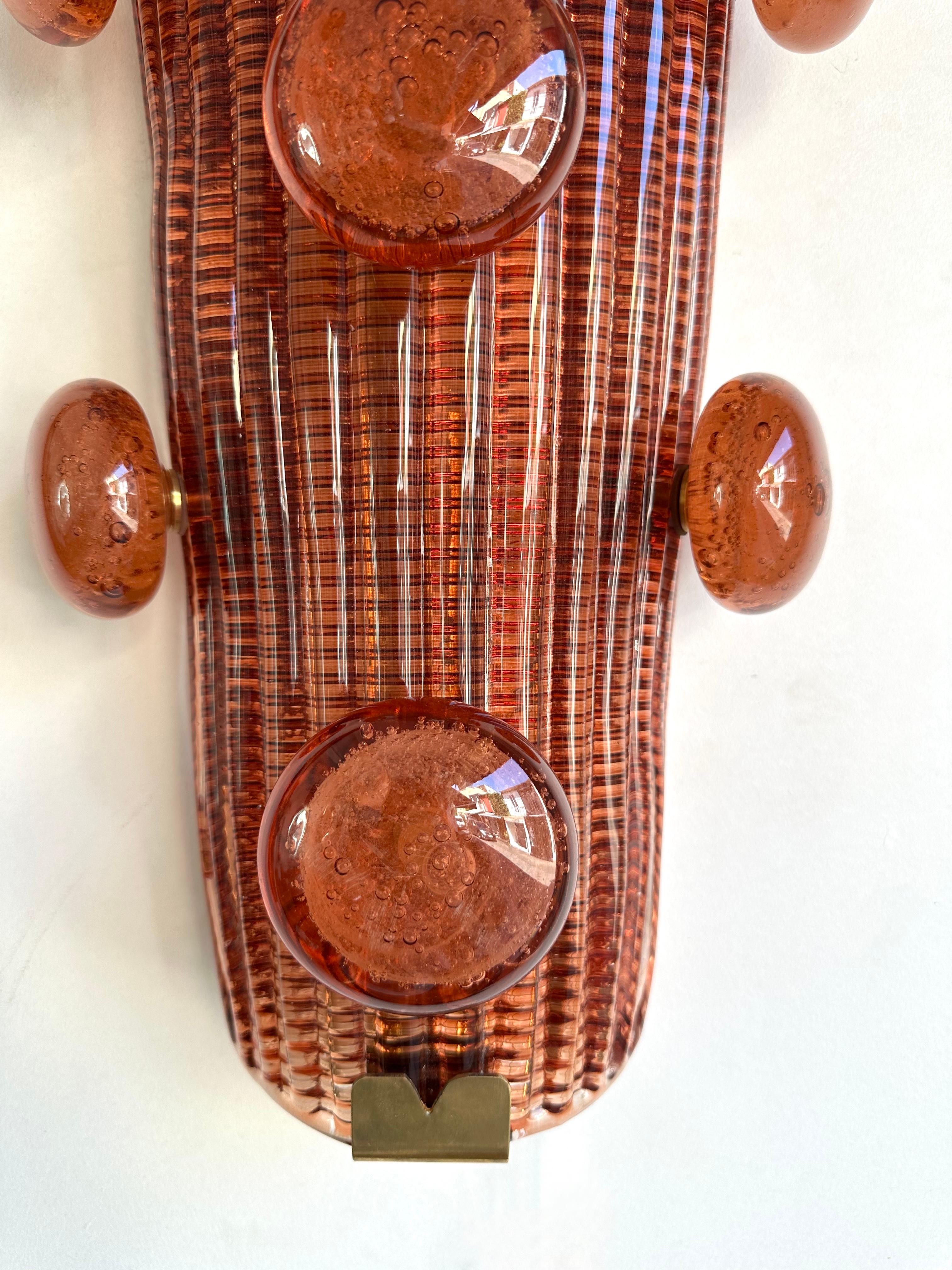 Pareja contemporánea de candelabros macarrones de latón y cristal de Murano, Italia en venta 1