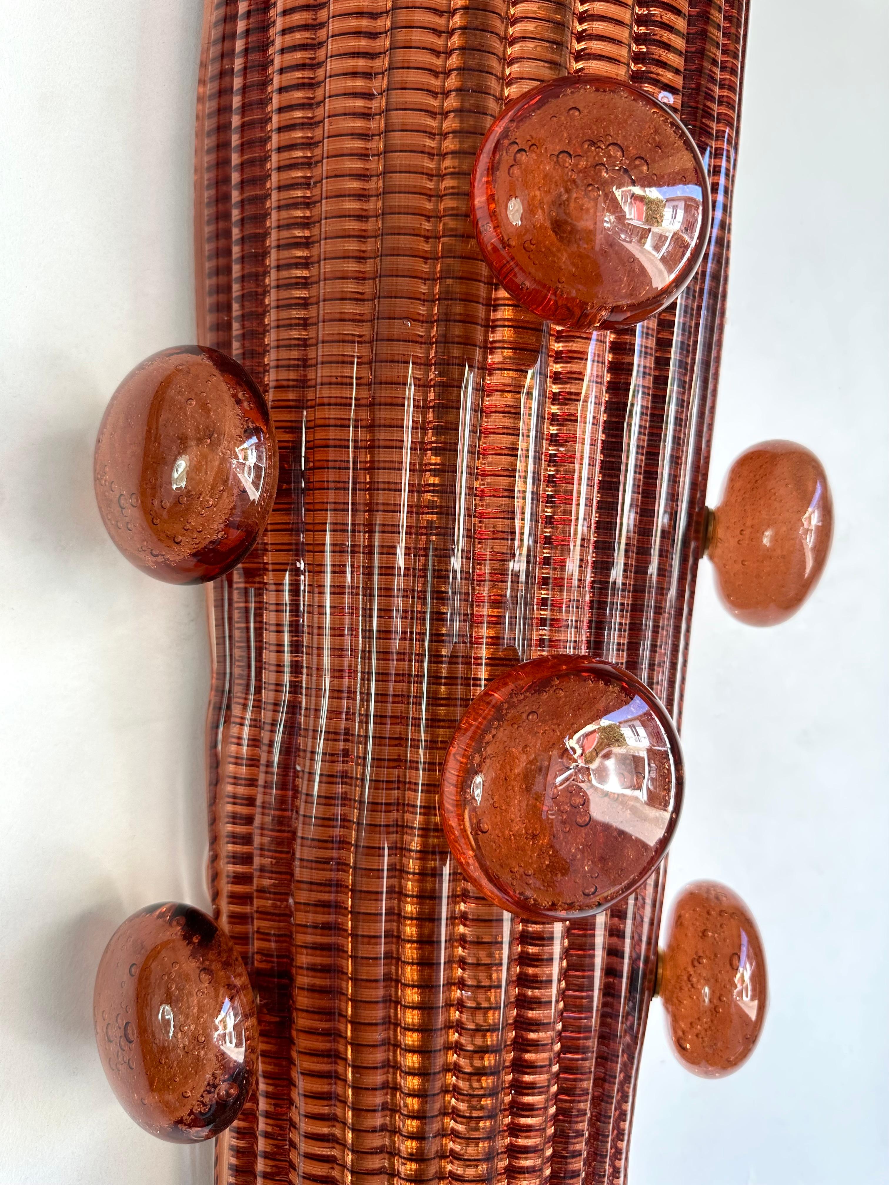Pareja contemporánea de candelabros macarrones de latón y cristal de Murano, Italia en venta 2