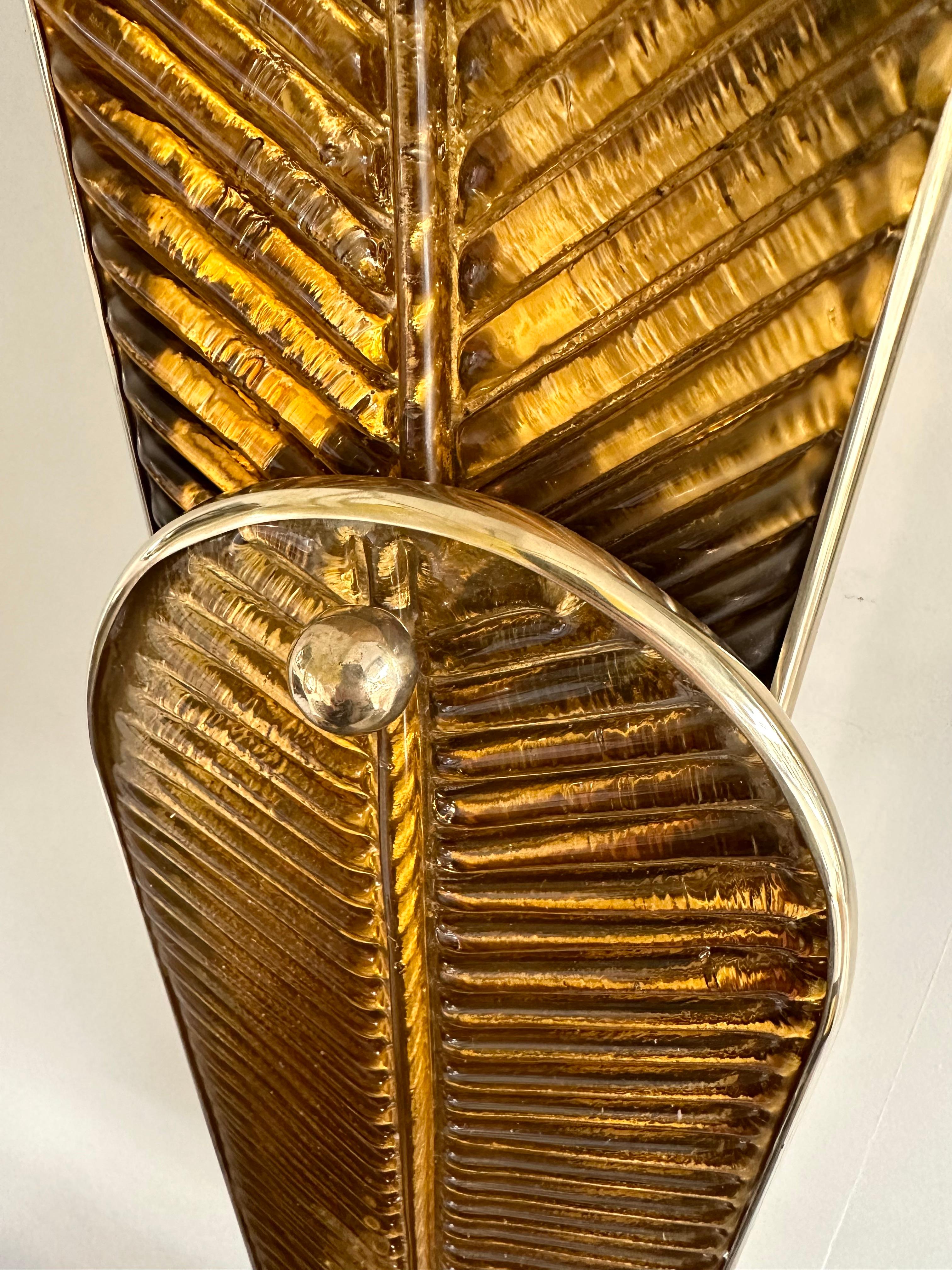 Mid-Century moderno Coppia contemporanea di lampade a palma in ottone e vetro di Murano, Italia in vendita