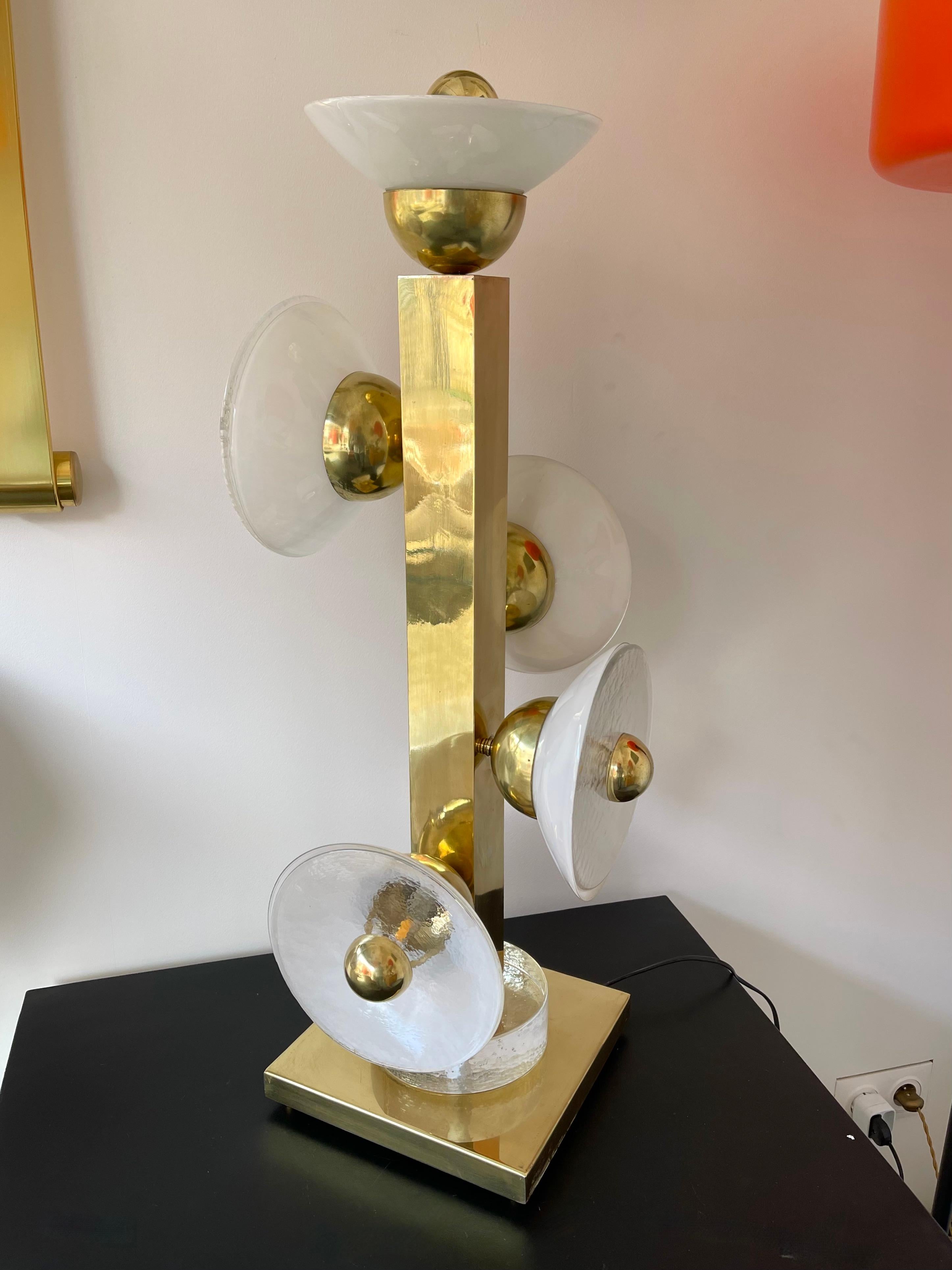 Zeitgenssisches Paar Parabolischer Lampen aus Messing und Muranoglas, Italien im Angebot 8