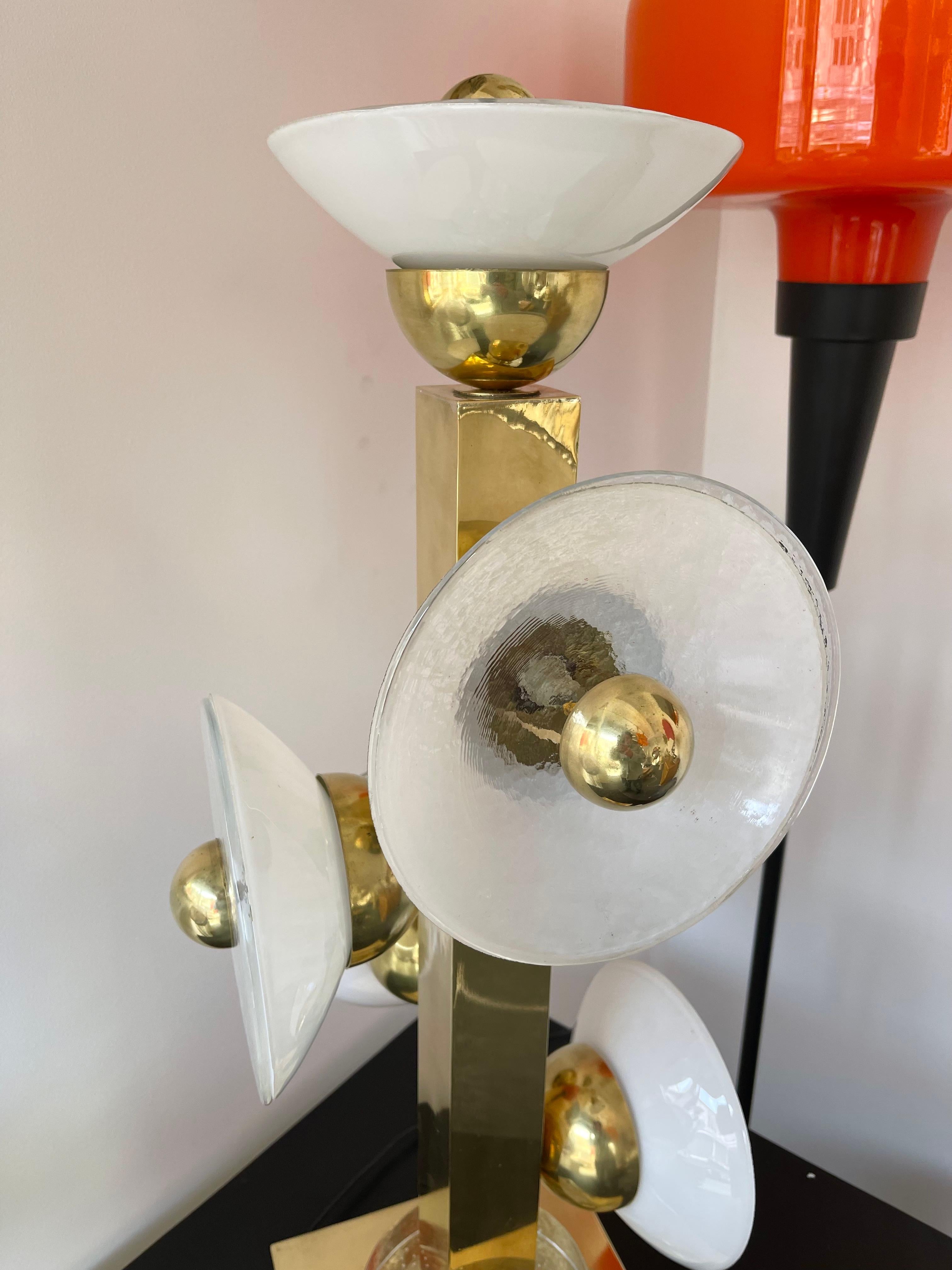 Zeitgenssisches Paar Parabolischer Lampen aus Messing und Muranoglas, Italien im Angebot 9