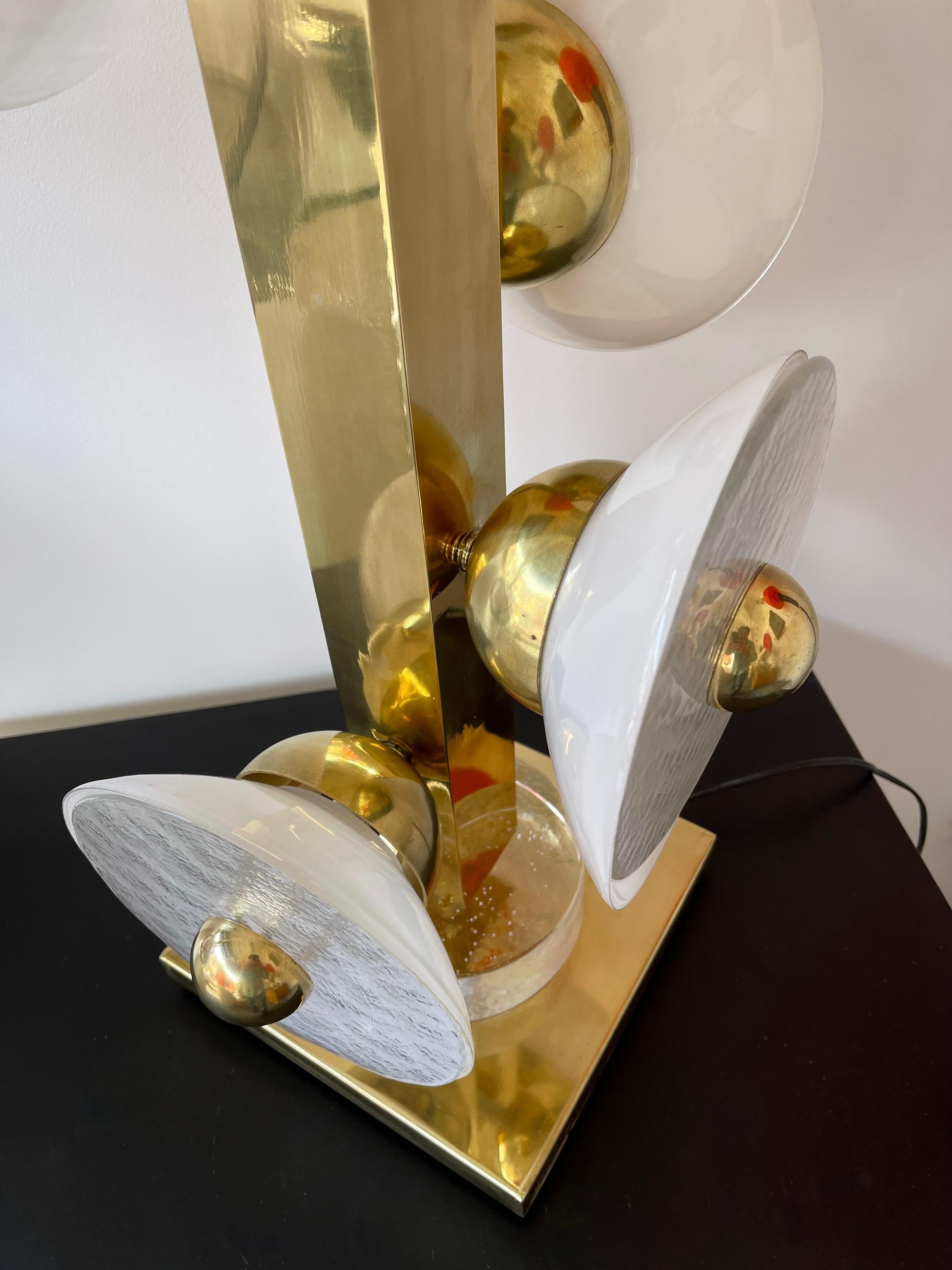 Zeitgenssisches Paar Parabolischer Lampen aus Messing und Muranoglas, Italien im Zustand „Neu“ im Angebot in SAINT-OUEN, FR