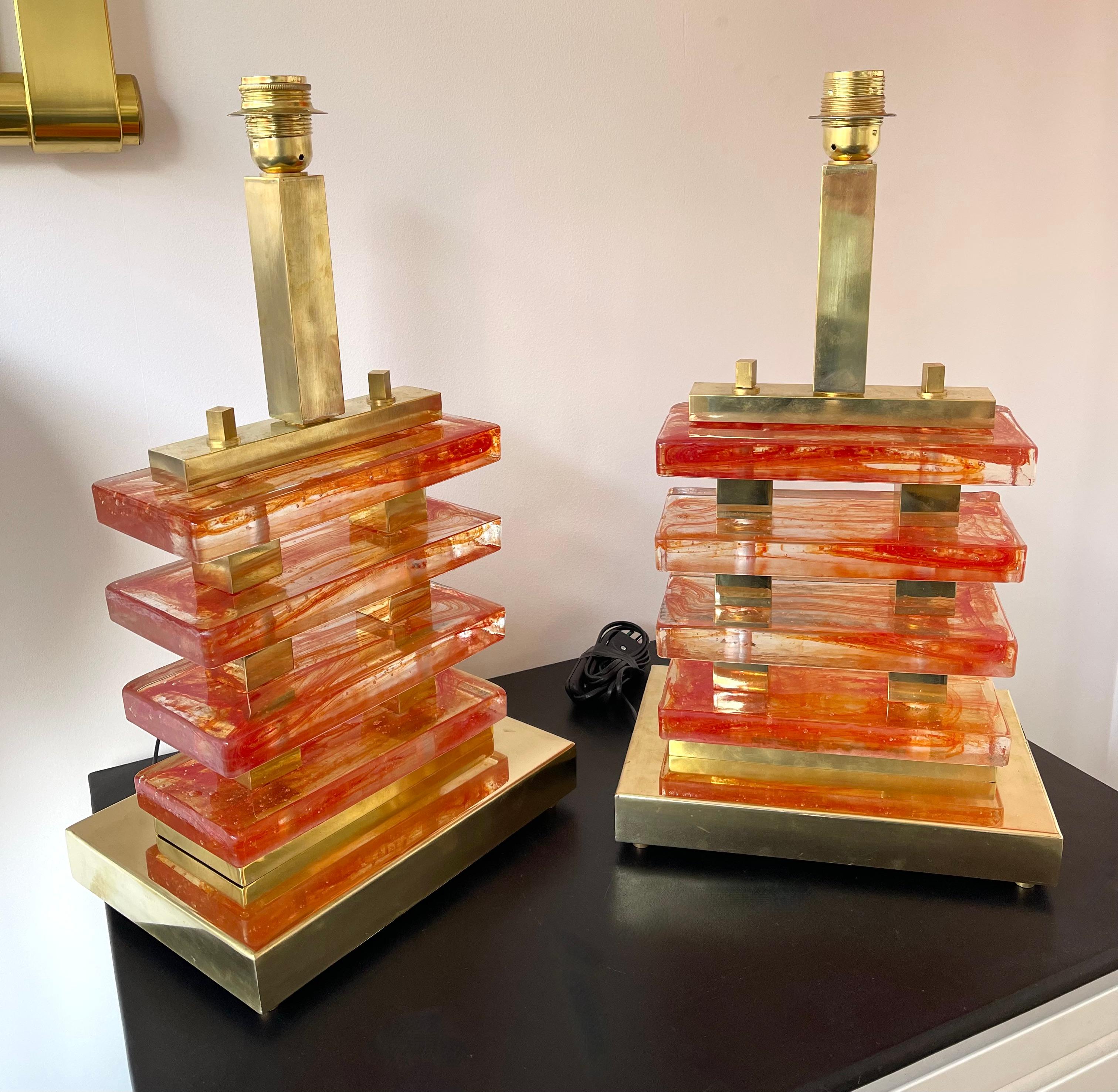 Contemporary Pair of Brass and Murano Glass Red Blade Lamps, Italy 8