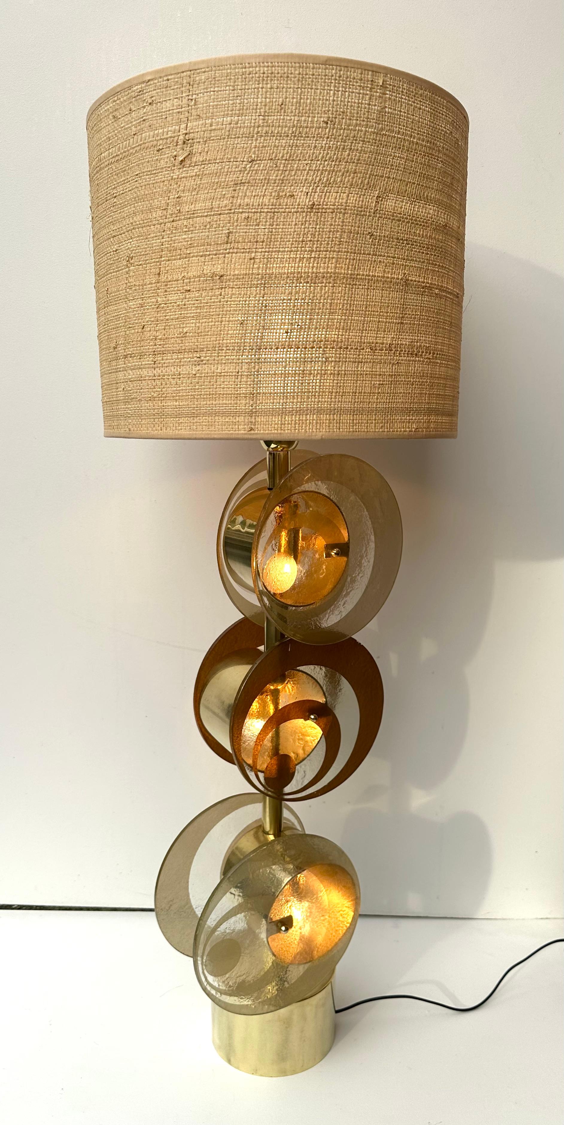 Contemporary Pair of Brass and Murano Glass Spiral Disc Lamps, Italy For Sale 5