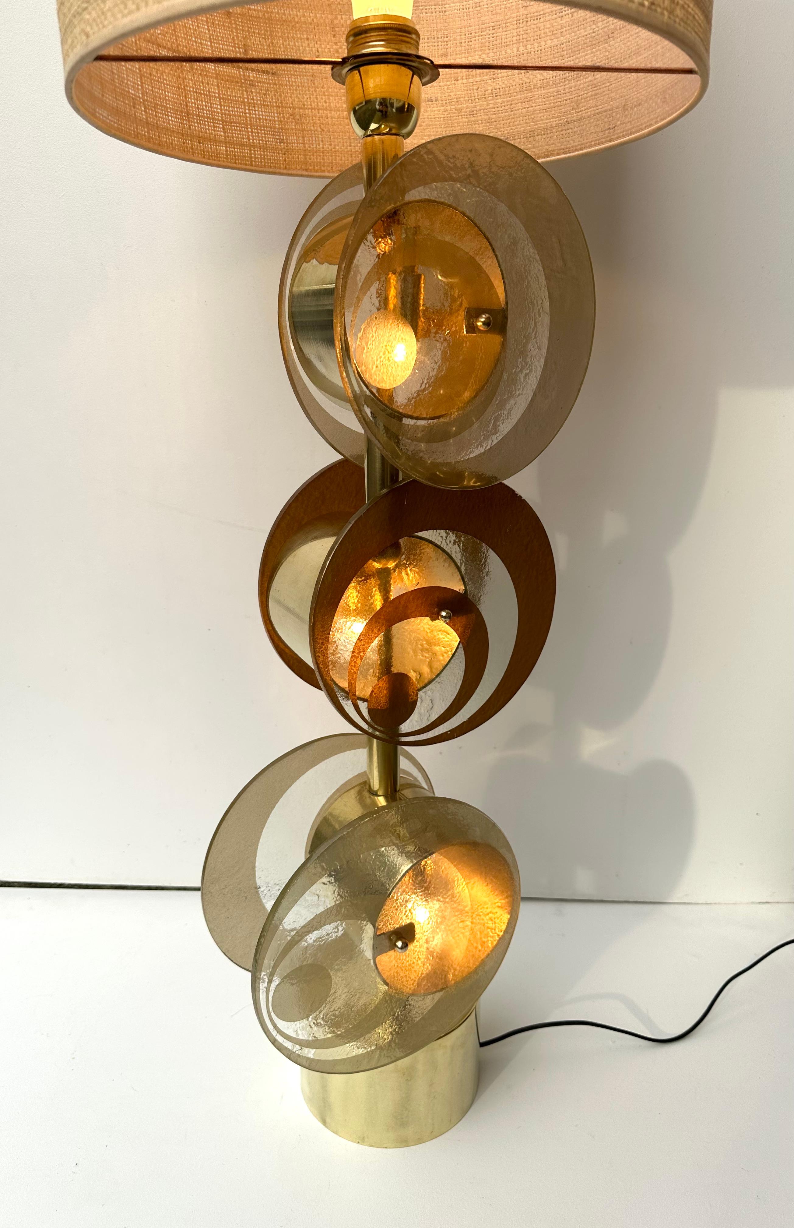 Contemporary Pair of Brass and Murano Glass Spiral Disc Lamps, Italy For Sale 6