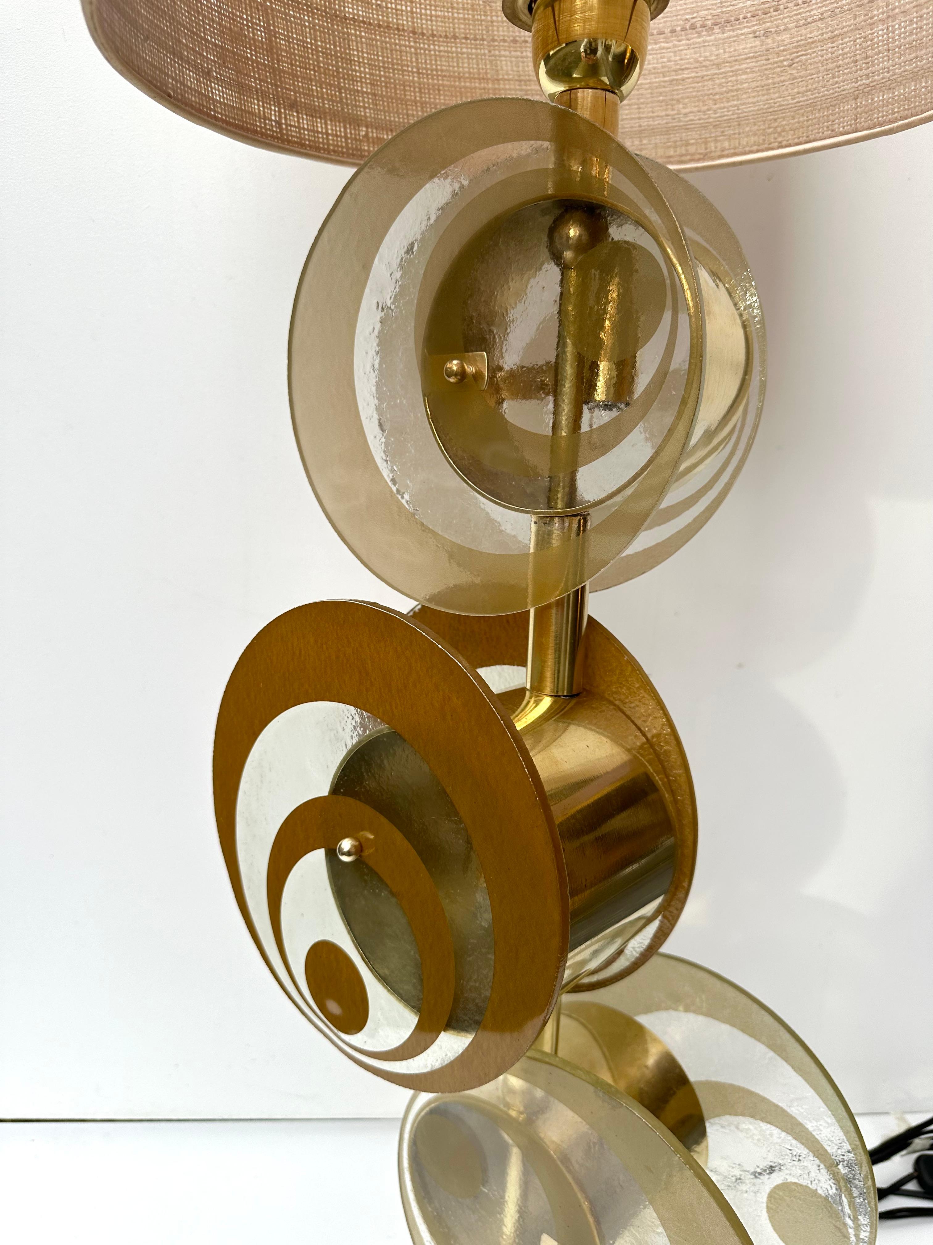 Contemporary Pair of Brass and Murano Glass Spiral Disc Lamps, Italy For Sale 7