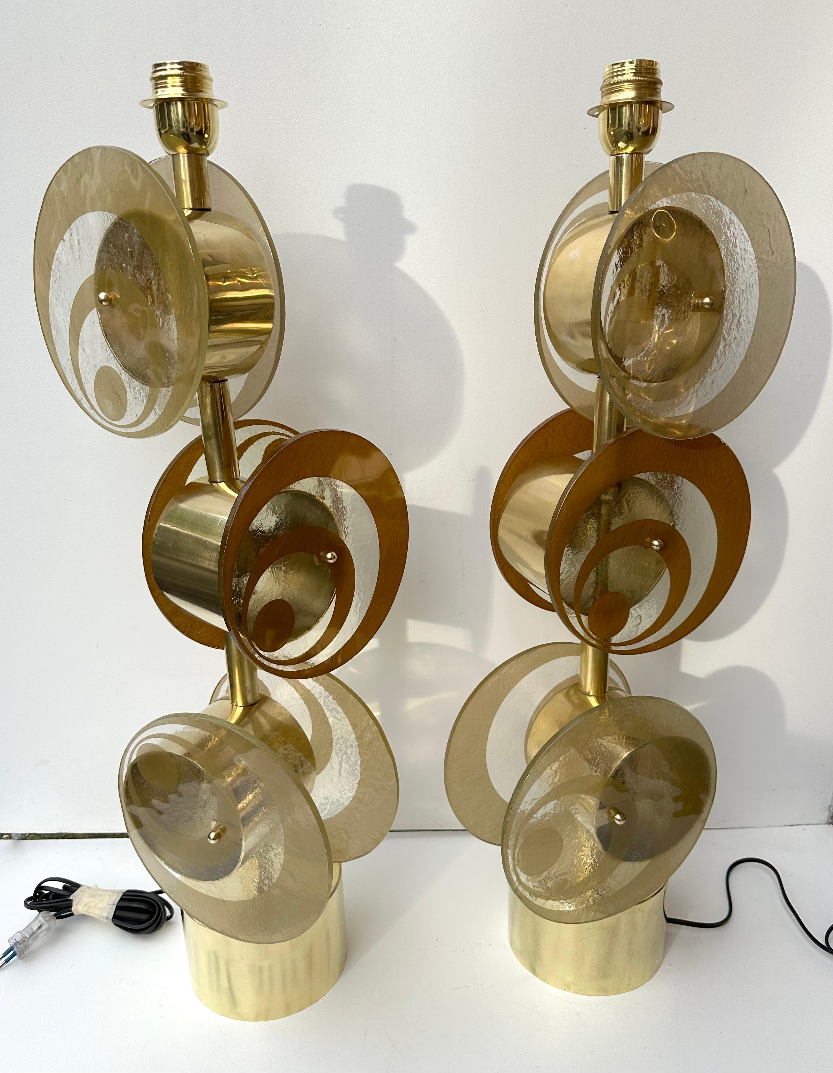 Contemporary Pair of Brass and Murano Glass Spiral Disc Lamps, Italy For Sale 8