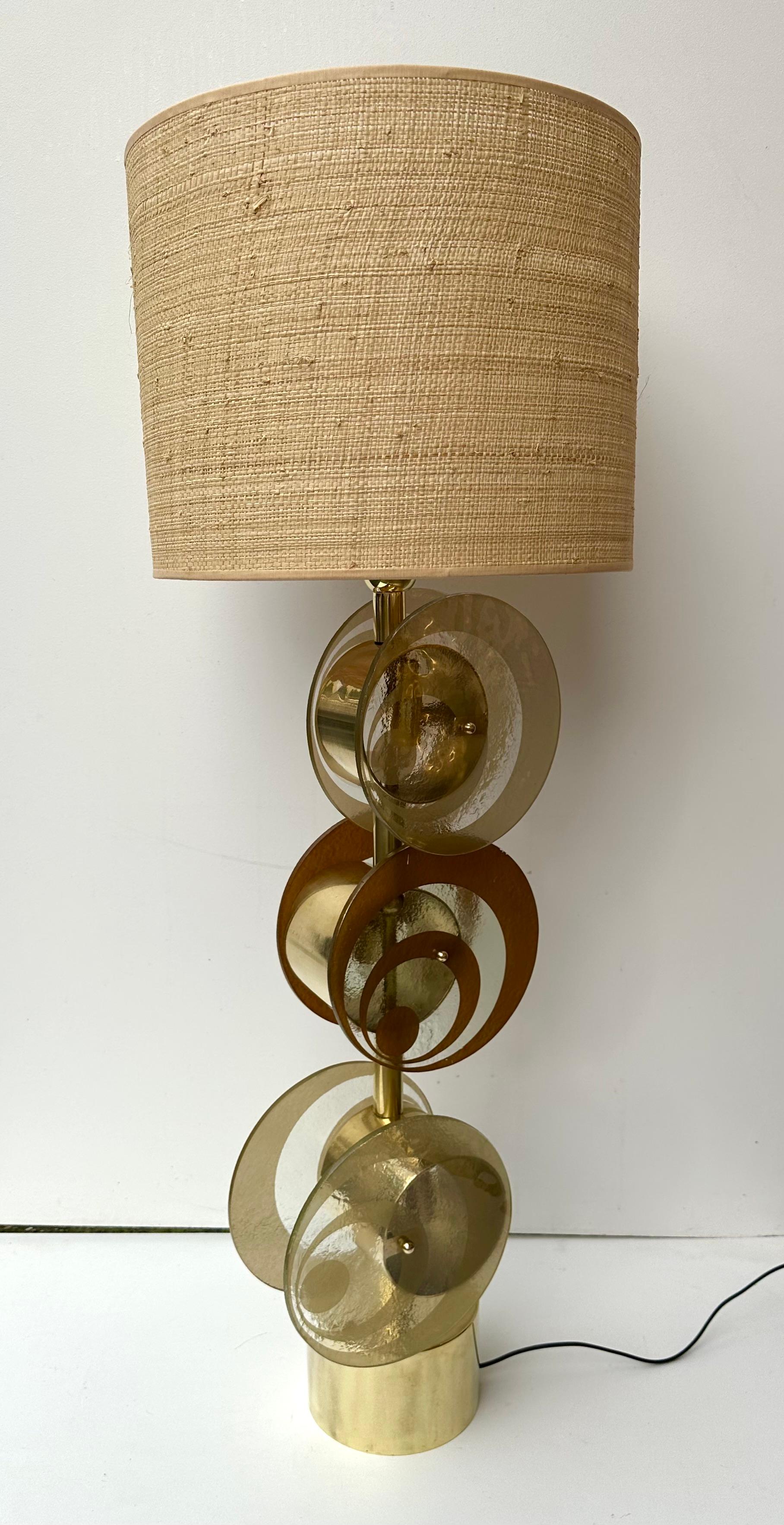 Pair of table or bedside brass lamps and amber tan sand Murano glass spiral discs. Intern lightning center of spiral discs. Contemporary work from a small italian artisanal workshop in a Mid-Century Modern Space Age Hollywood Regency mood.

Demo