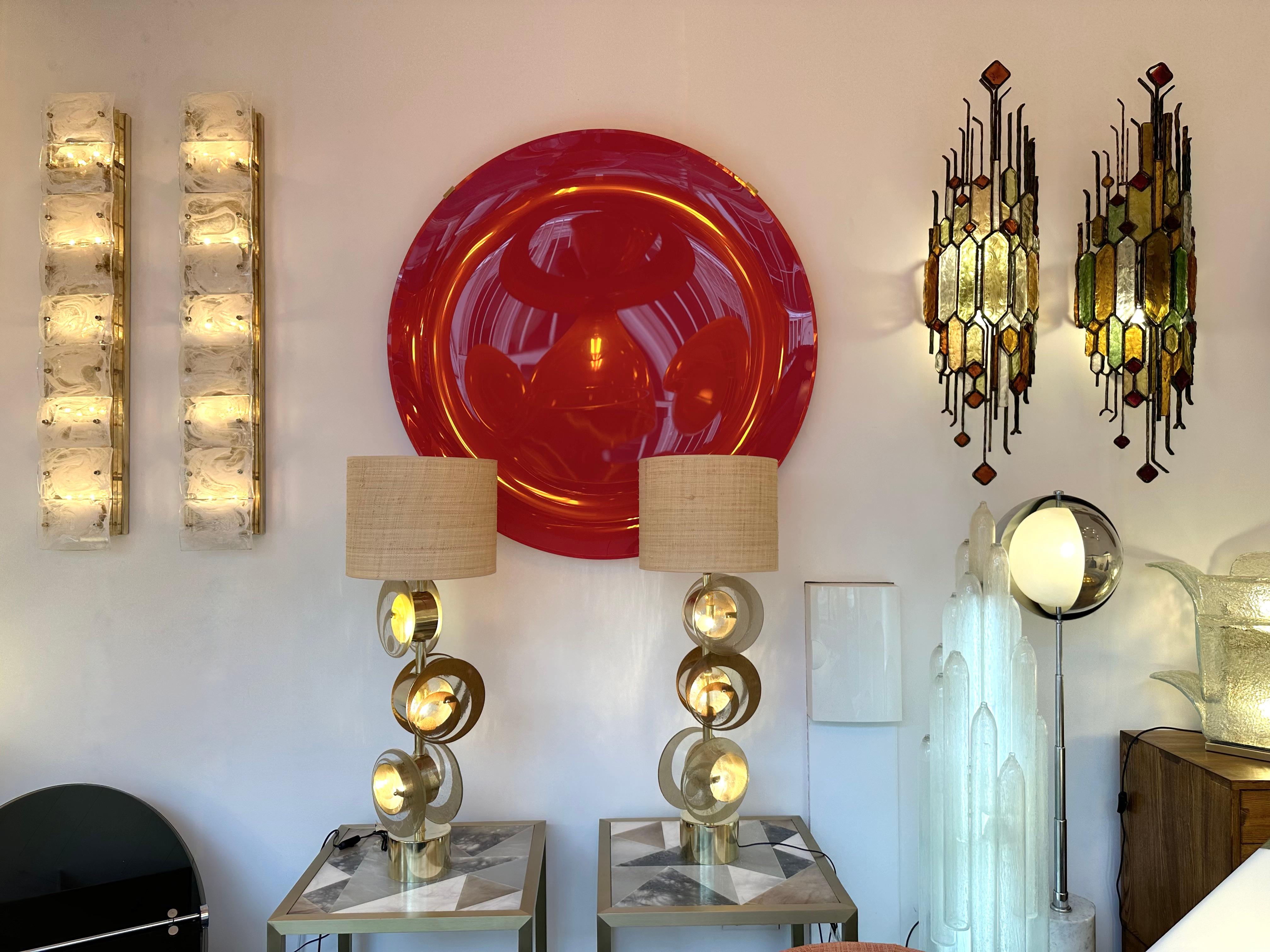 italien Paire contemporaine de lampes à disque en spirale en laiton et verre de Murano, Italie en vente