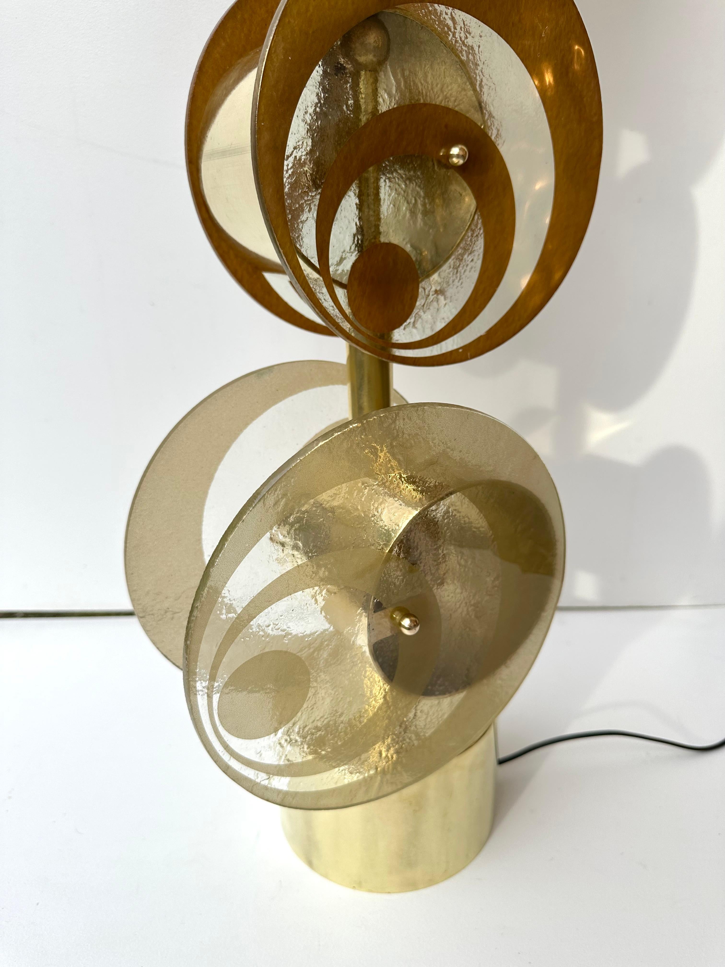Contemporary Pair of Brass and Murano Glass Spiral Disc Lamps, Italy In New Condition For Sale In SAINT-OUEN, FR