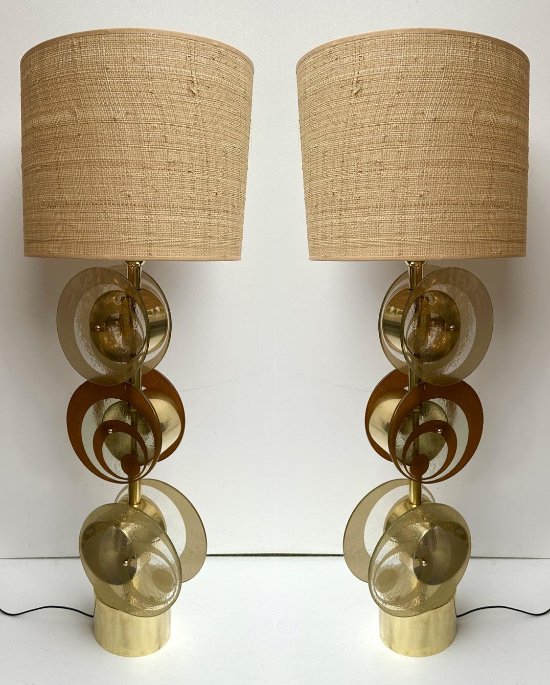 Contemporary Pair of Brass and Murano Glass Spiral Disc Lamps, Italy For Sale 1