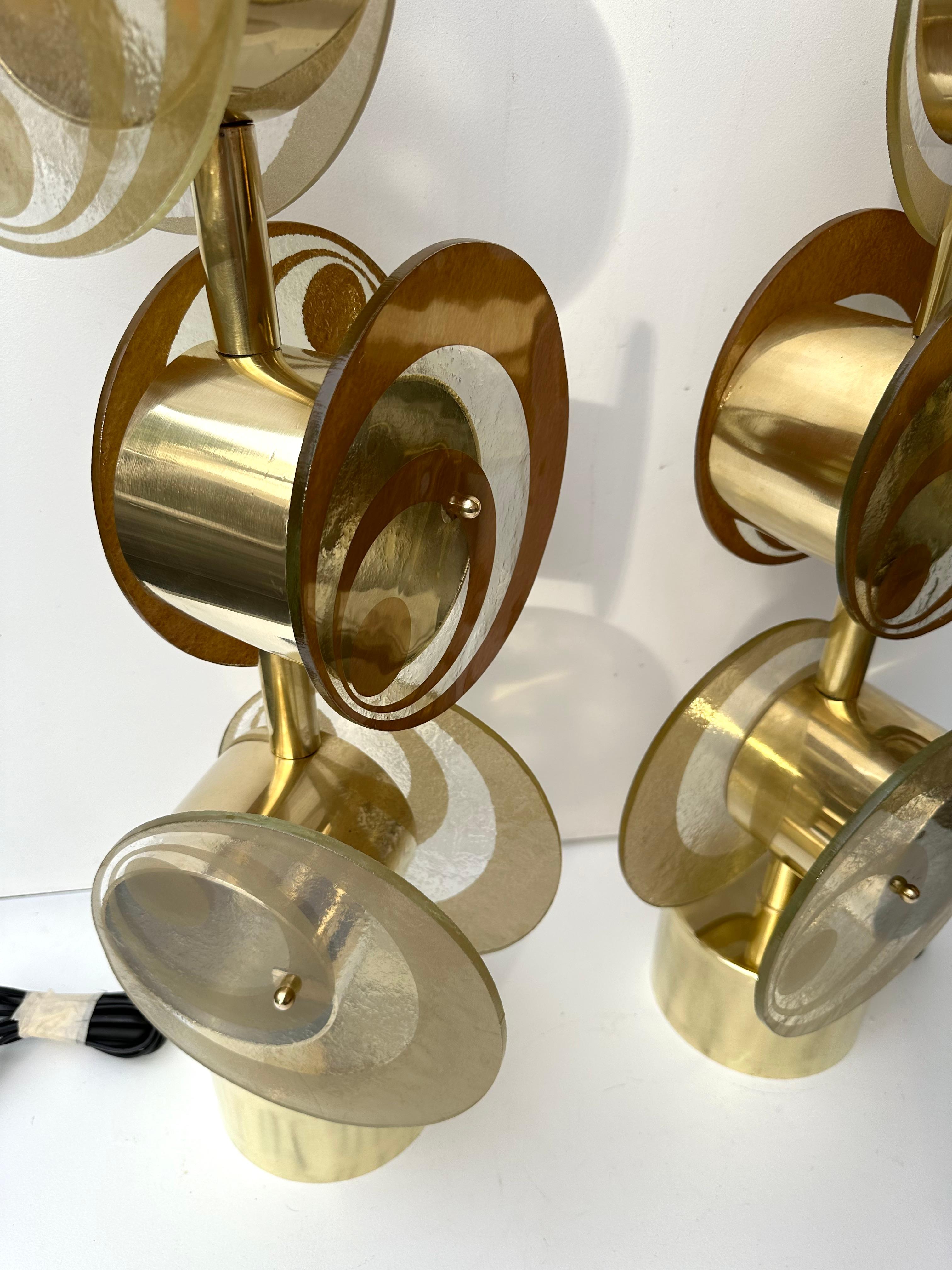 Laiton Paire contemporaine de lampes à disque en spirale en laiton et verre de Murano, Italie en vente