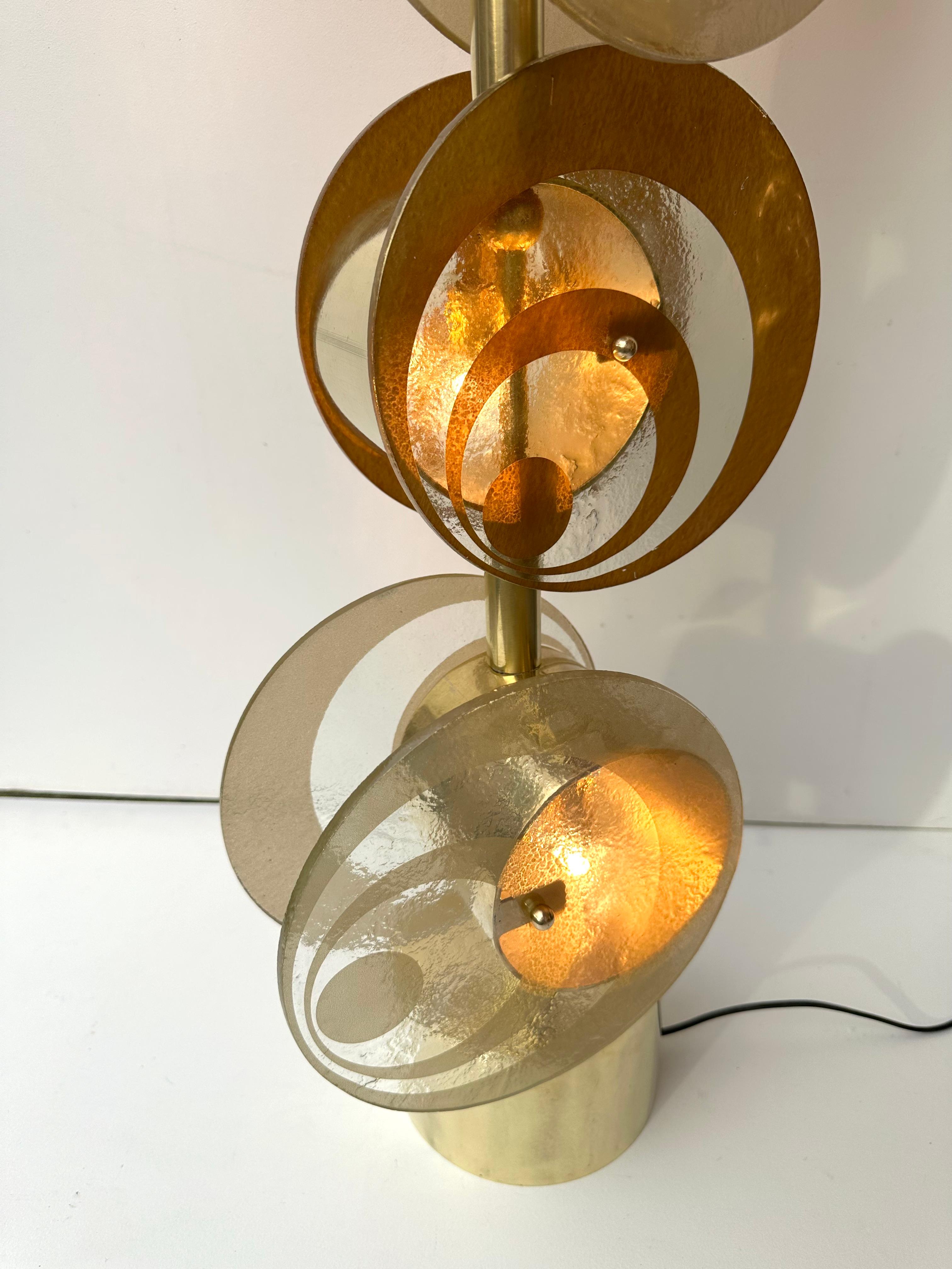 Contemporary Pair of Brass and Murano Glass Spiral Disc Lamps, Italy For Sale 3