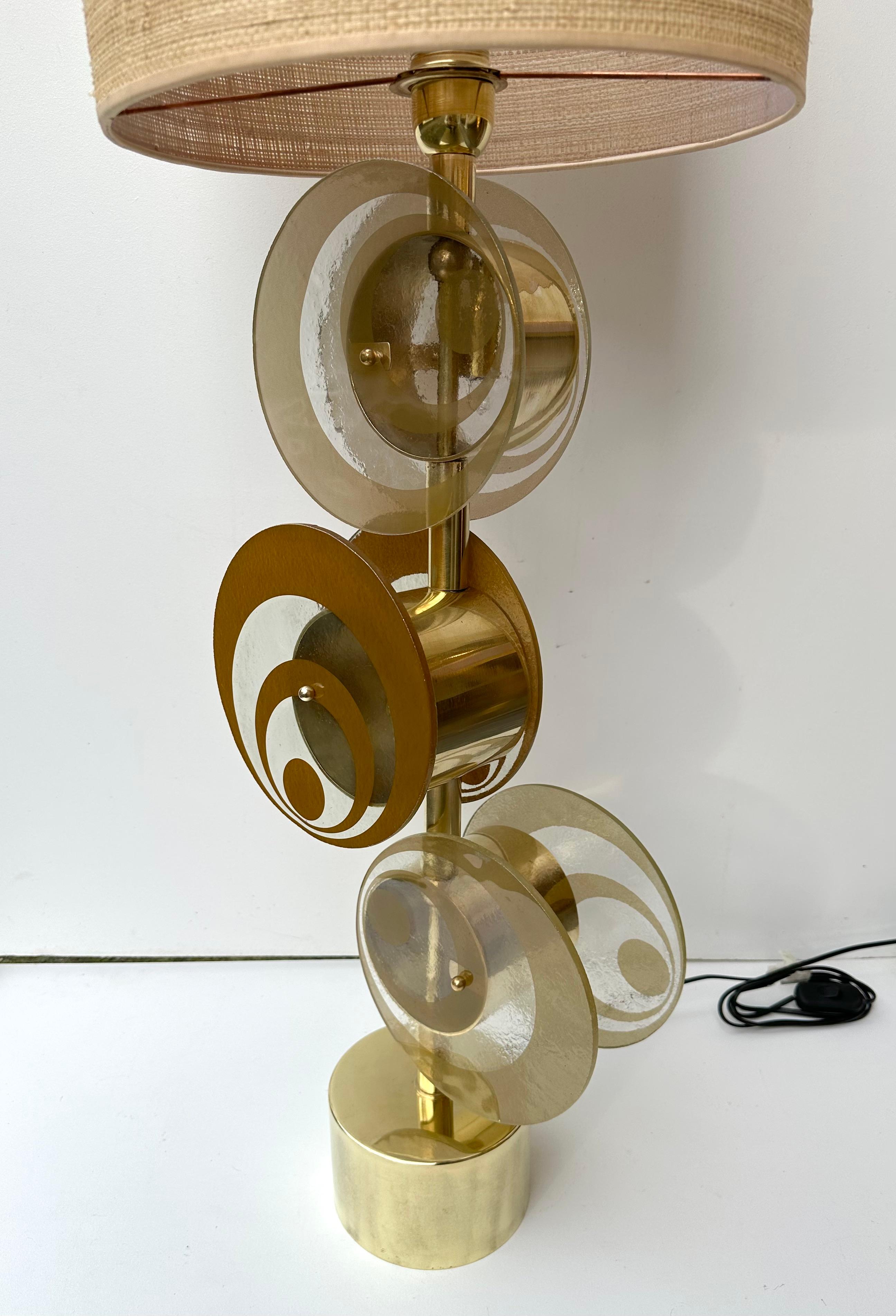 Contemporary Pair of Brass and Murano Glass Spiral Disc Lamps, Italy For Sale 4