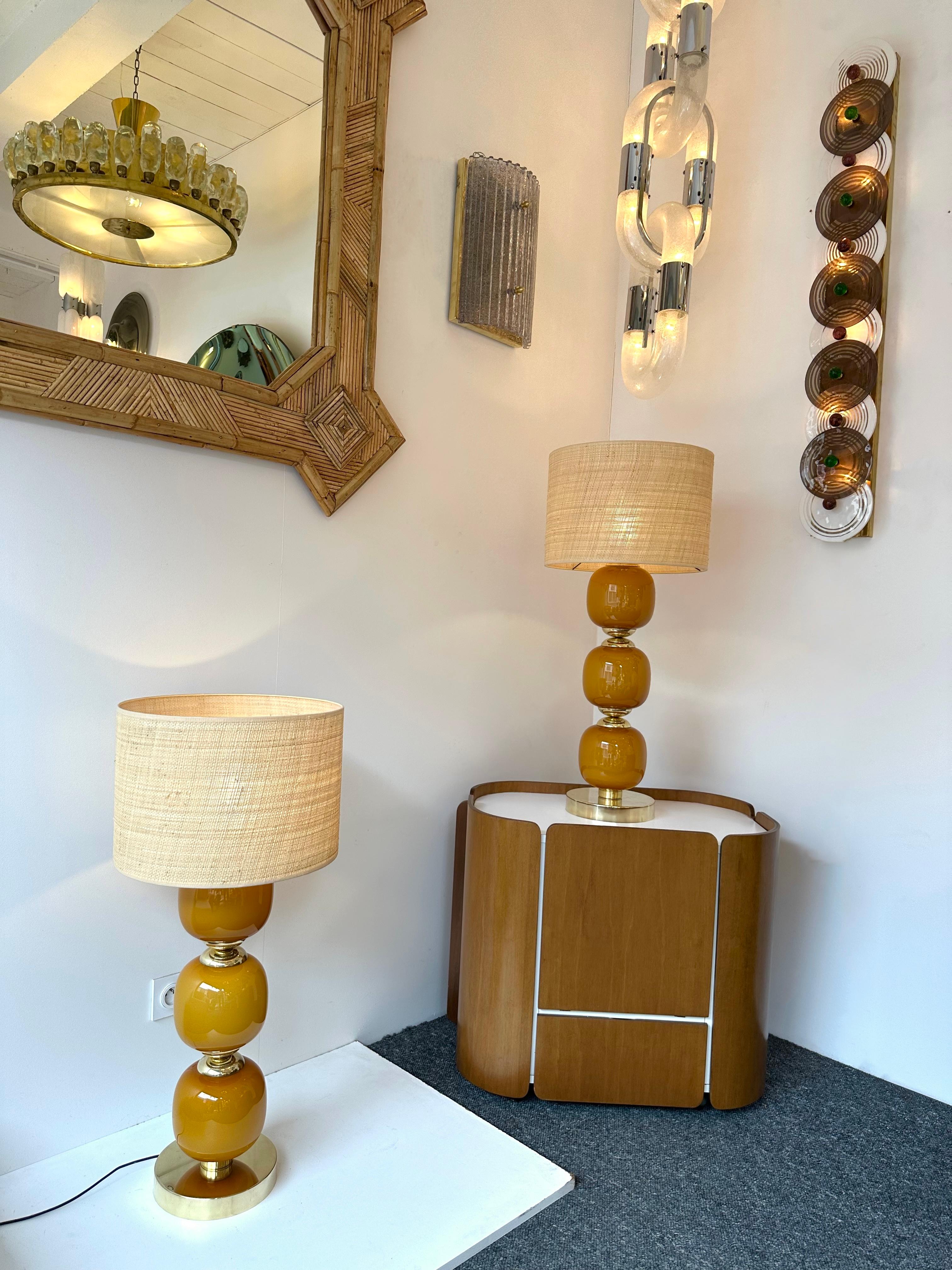 Paire de lampes de table ou de chevet à ampoule en laiton et verre de Murano orange, base d'éclairage interne, globe en verre de Murano blanc fumé. Travail contemporain d'un petit atelier artisanal de design italien, imperfections mineures dues au
