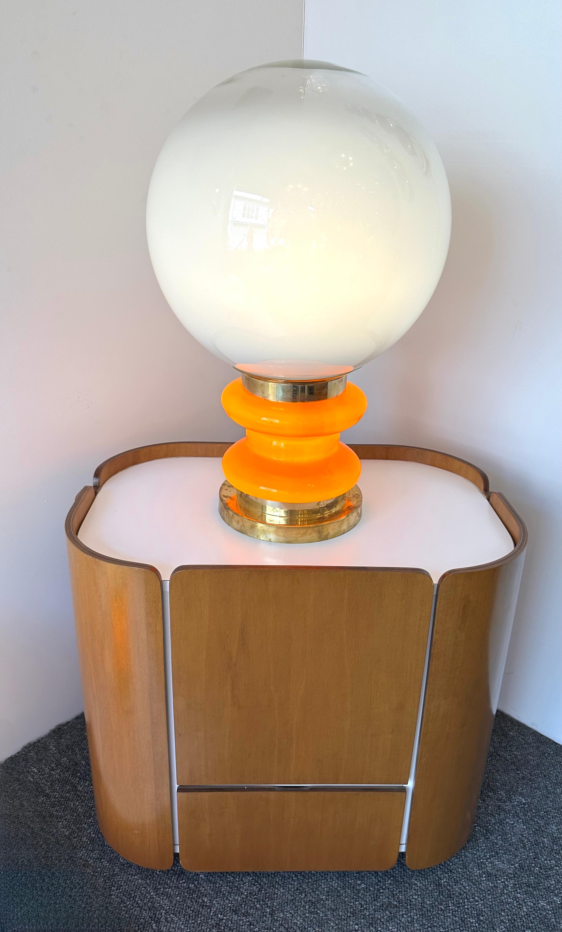 Mid-Century Modern Paire contemporaine de lampes à ampoules en laiton et verre de Murano orange, Italie en vente