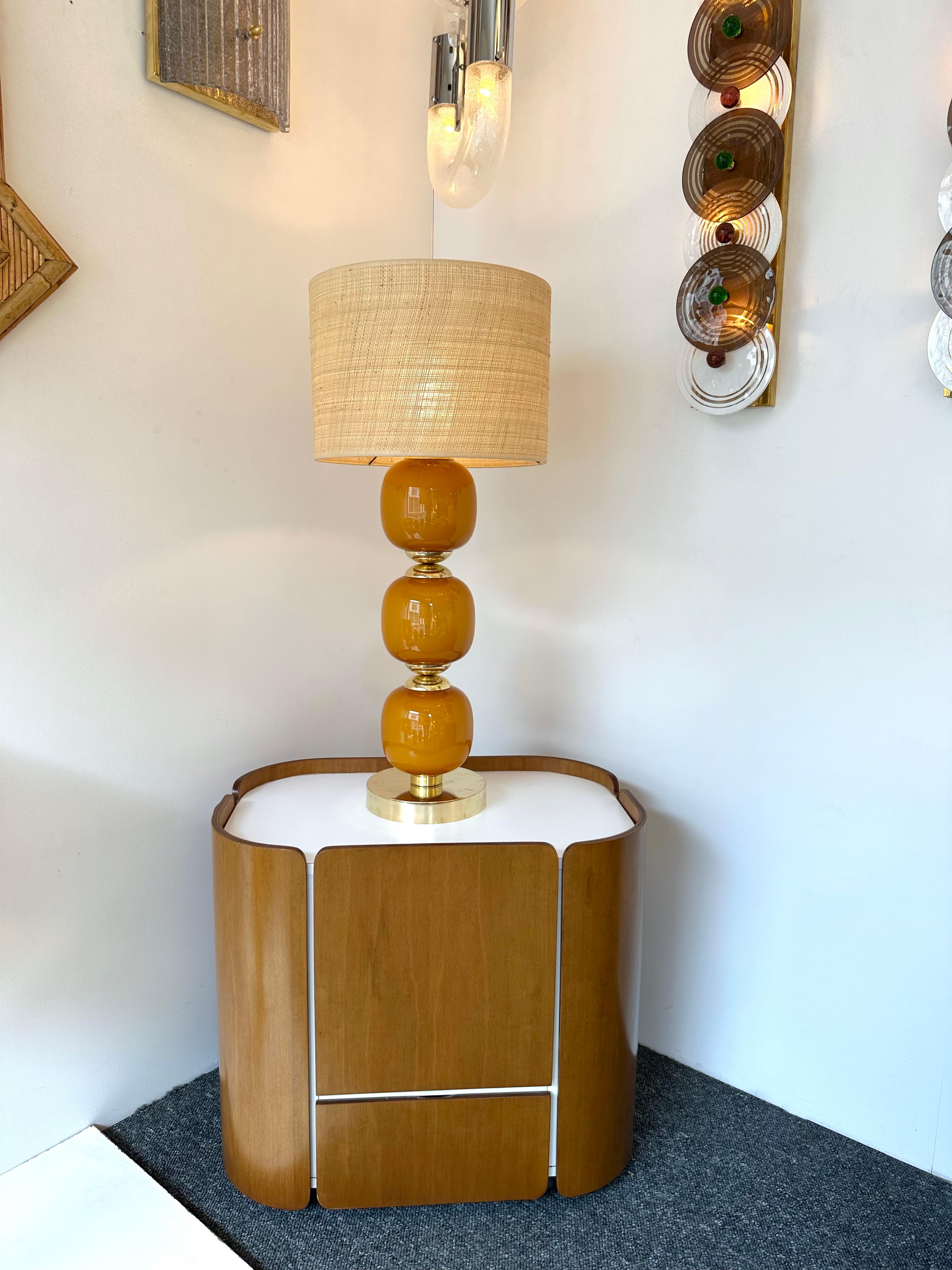 Mid-Century Modern Paire contemporaine de lampes à ampoules en laiton et verre de Murano orange, Italie en vente