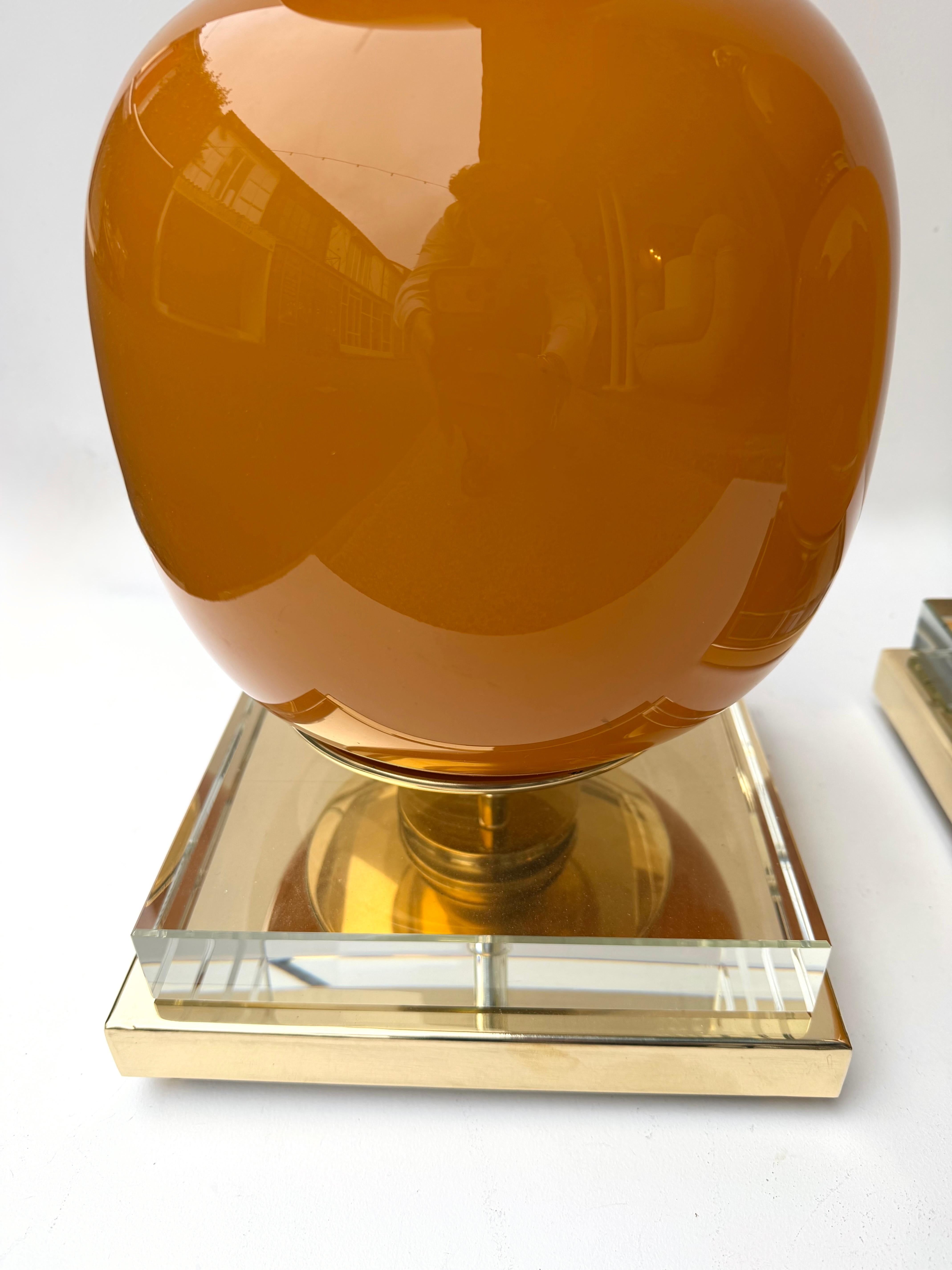 Pareja Contemporánea de Lámparas de Latón y Cristal de Murano Naranja, Italia Moderno de mediados de siglo en venta
