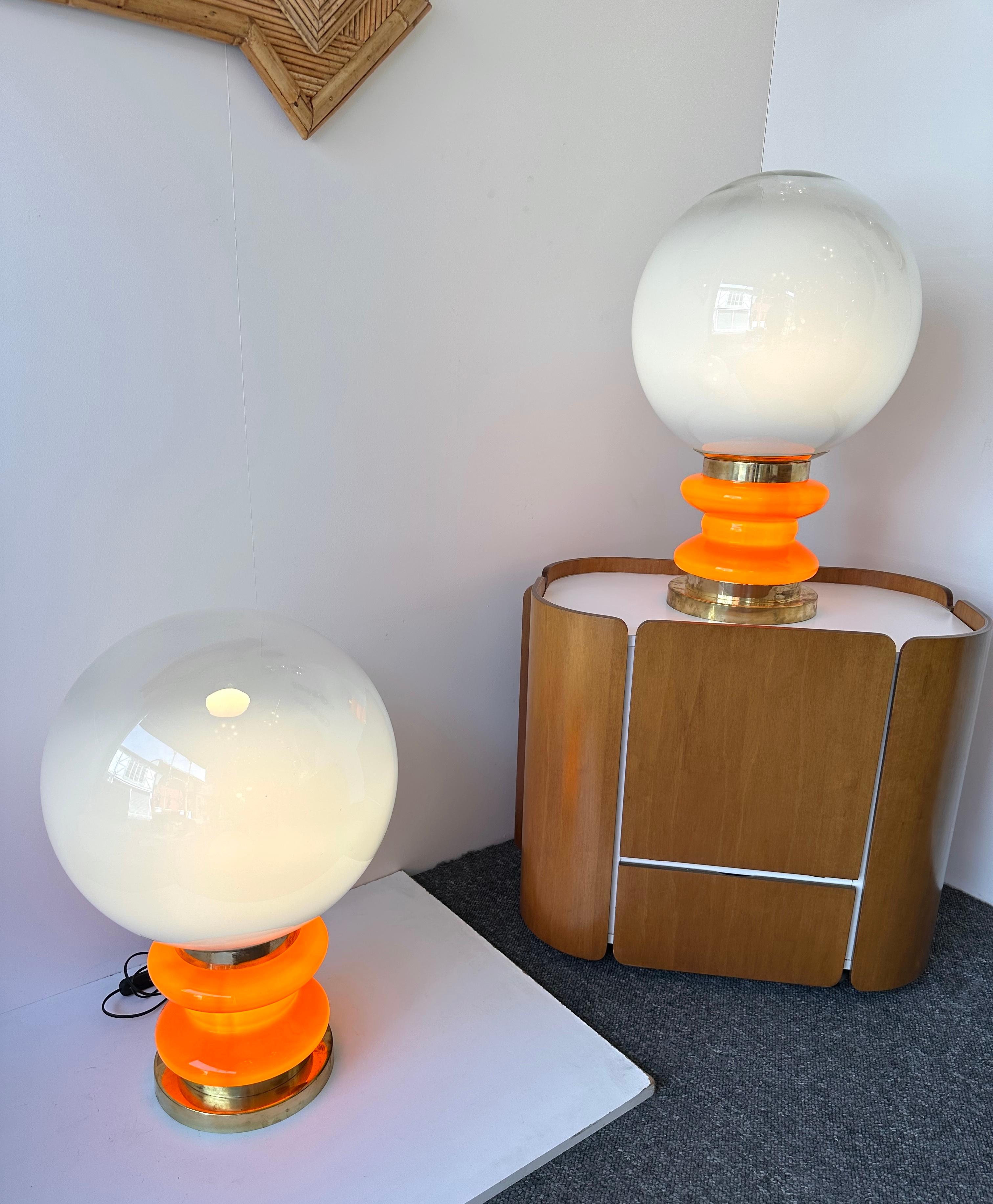 italien Paire contemporaine de lampes à ampoules en laiton et verre de Murano orange, Italie en vente