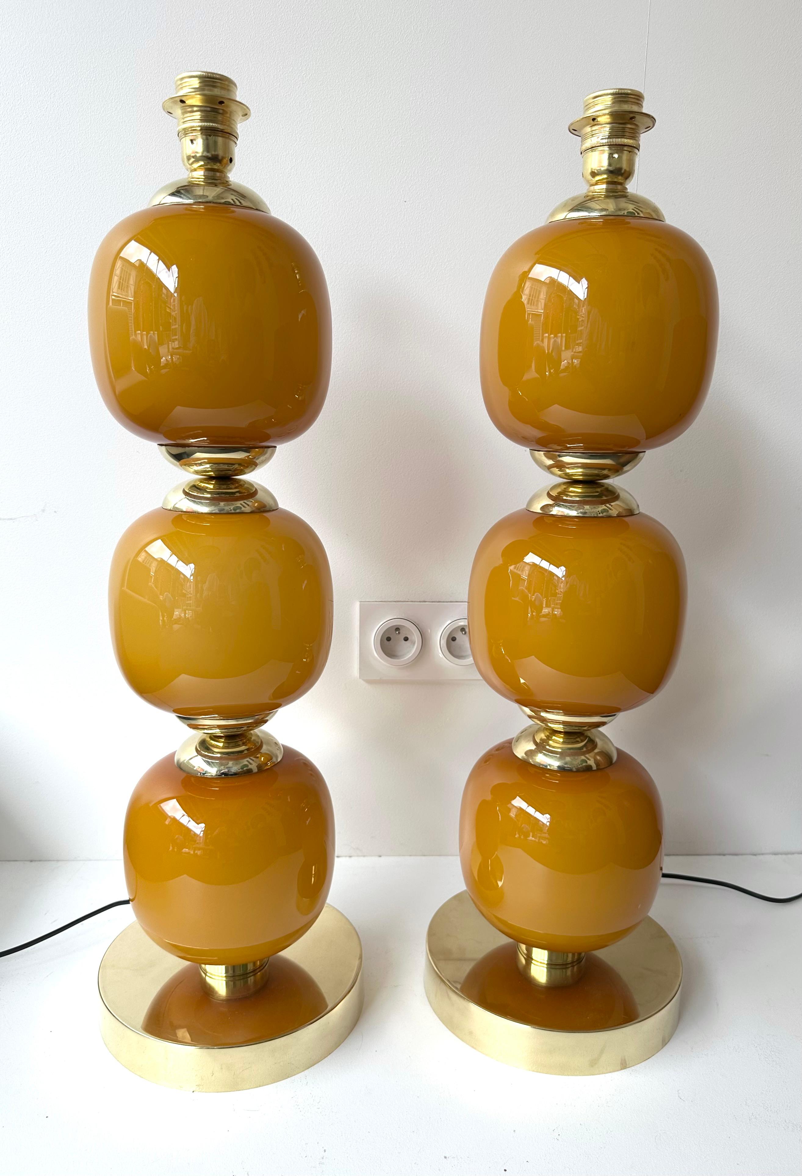 italien Paire contemporaine de lampes à ampoules en laiton et verre de Murano orange, Italie en vente