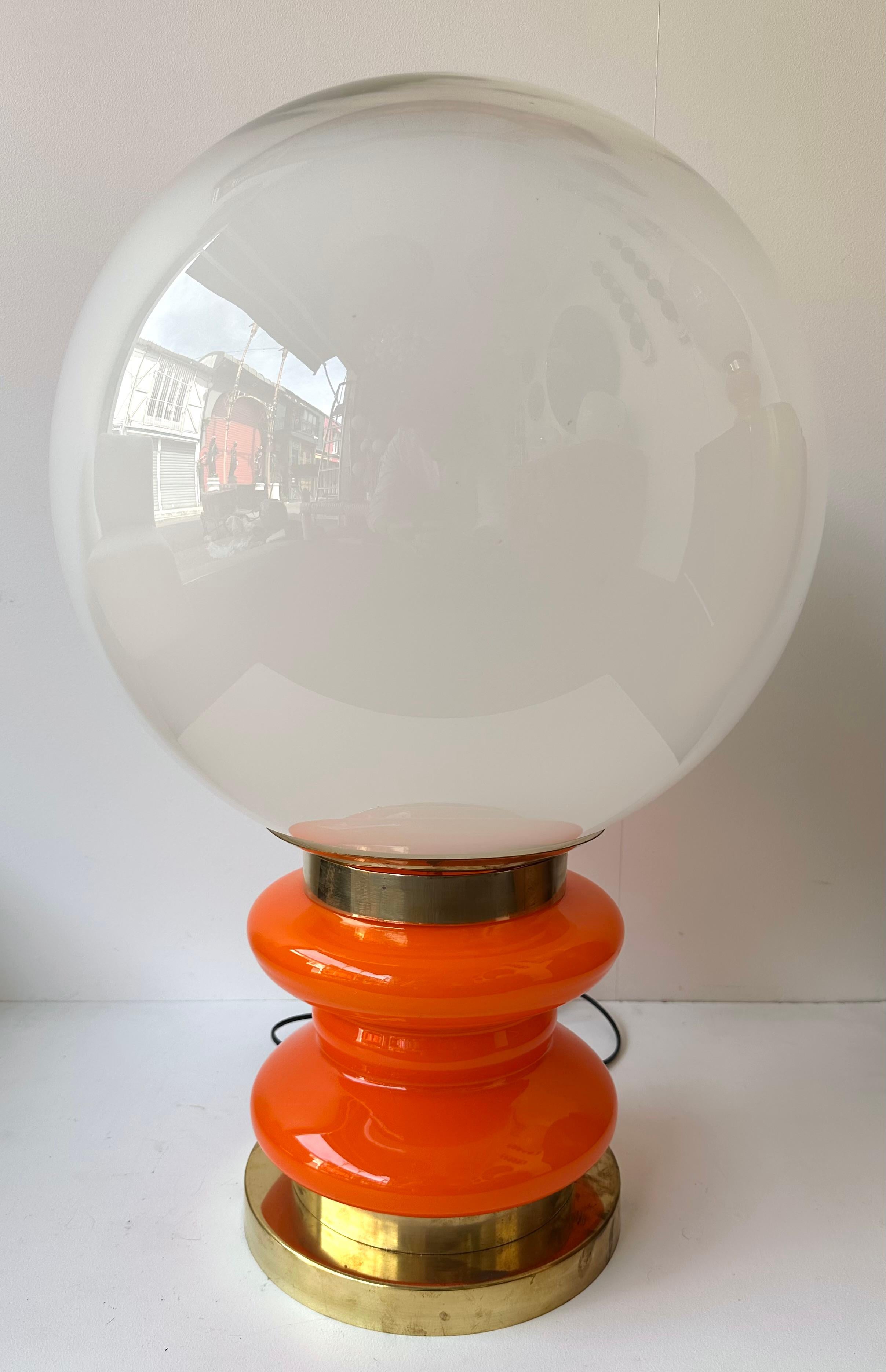 Paire contemporaine de lampes à ampoules en laiton et verre de Murano orange, Italie Bon état - En vente à SAINT-OUEN, FR