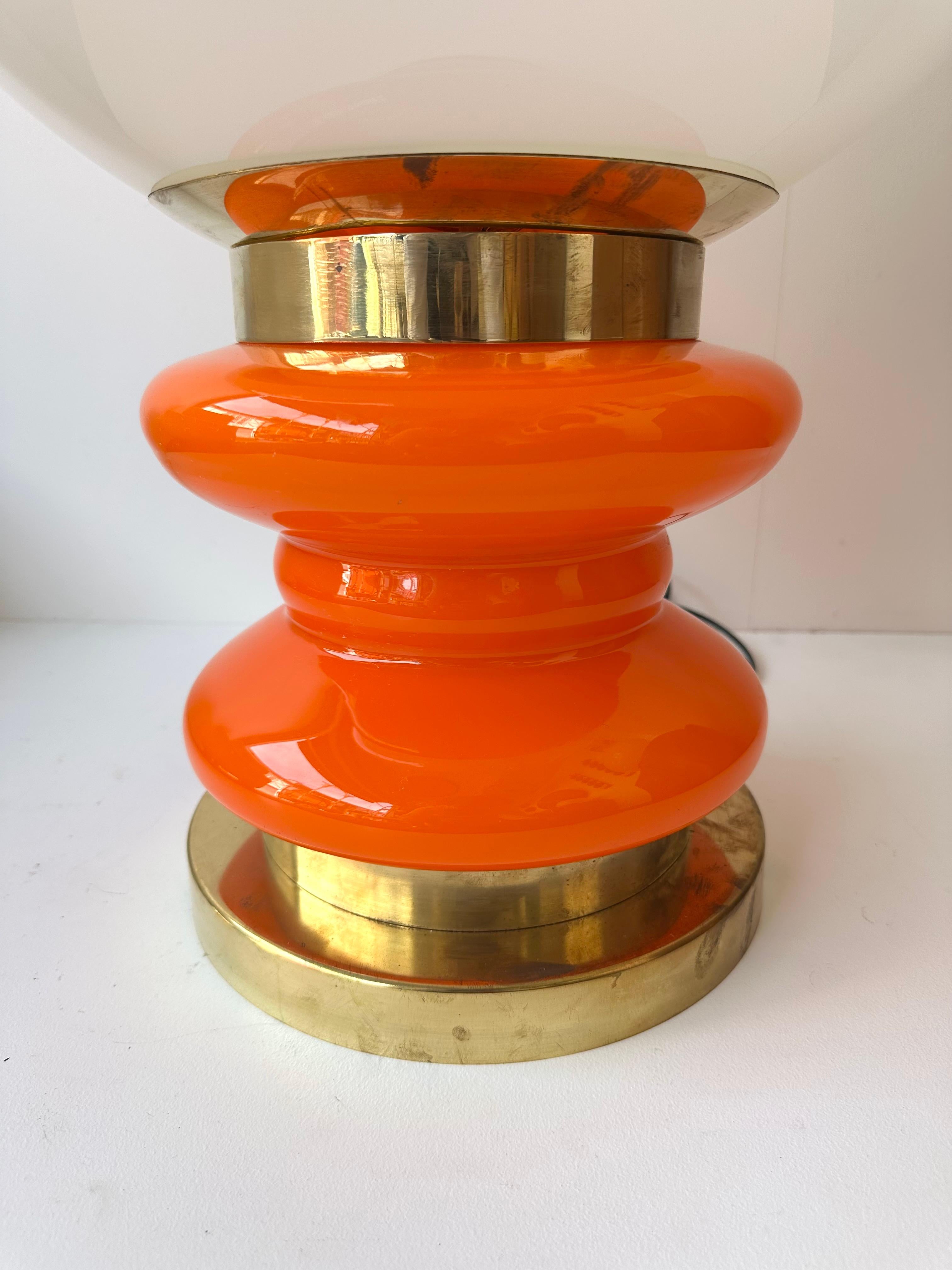 XXIe siècle et contemporain Paire contemporaine de lampes à ampoules en laiton et verre de Murano orange, Italie en vente