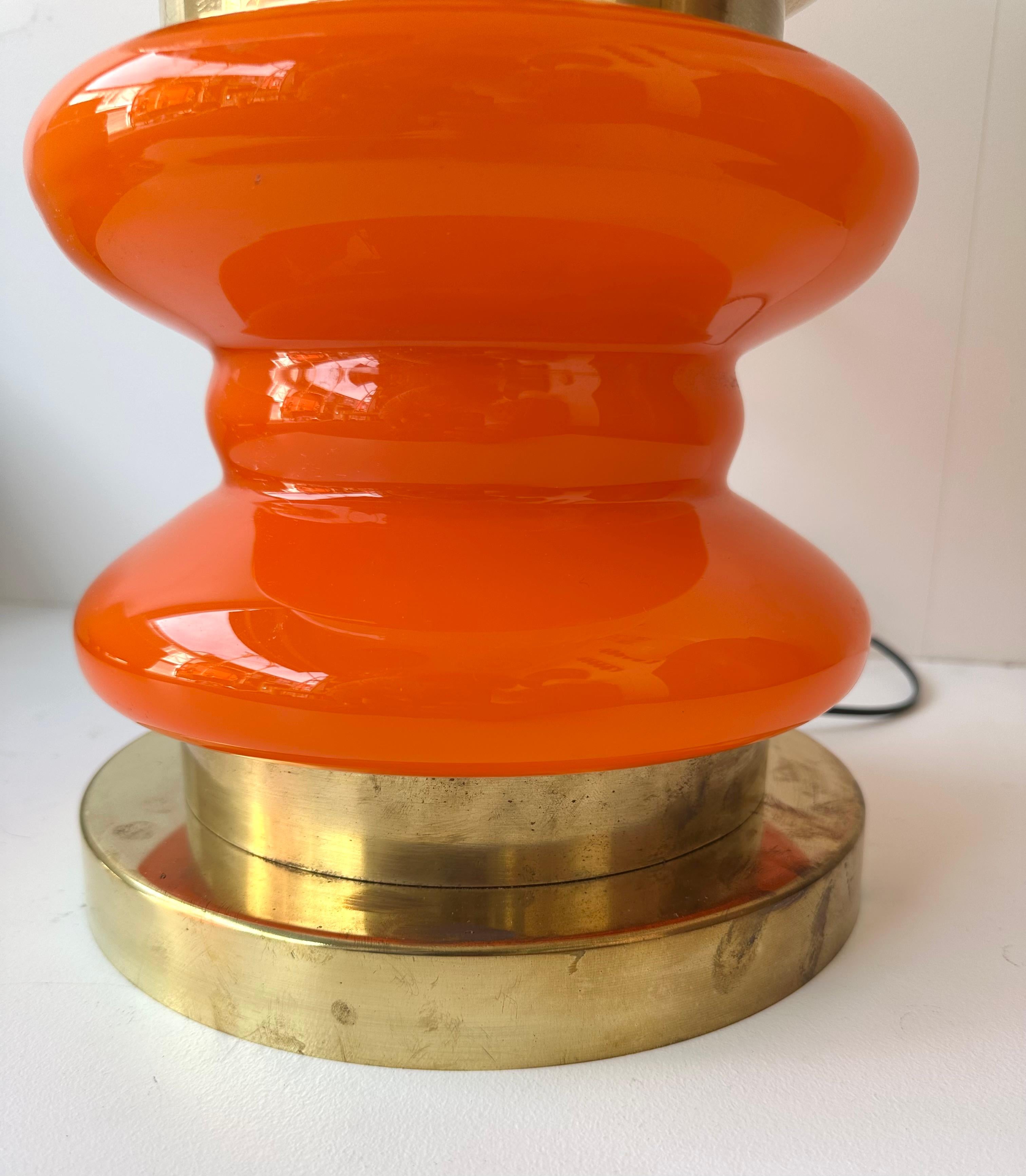 Laiton Paire contemporaine de lampes à ampoules en laiton et verre de Murano orange, Italie en vente