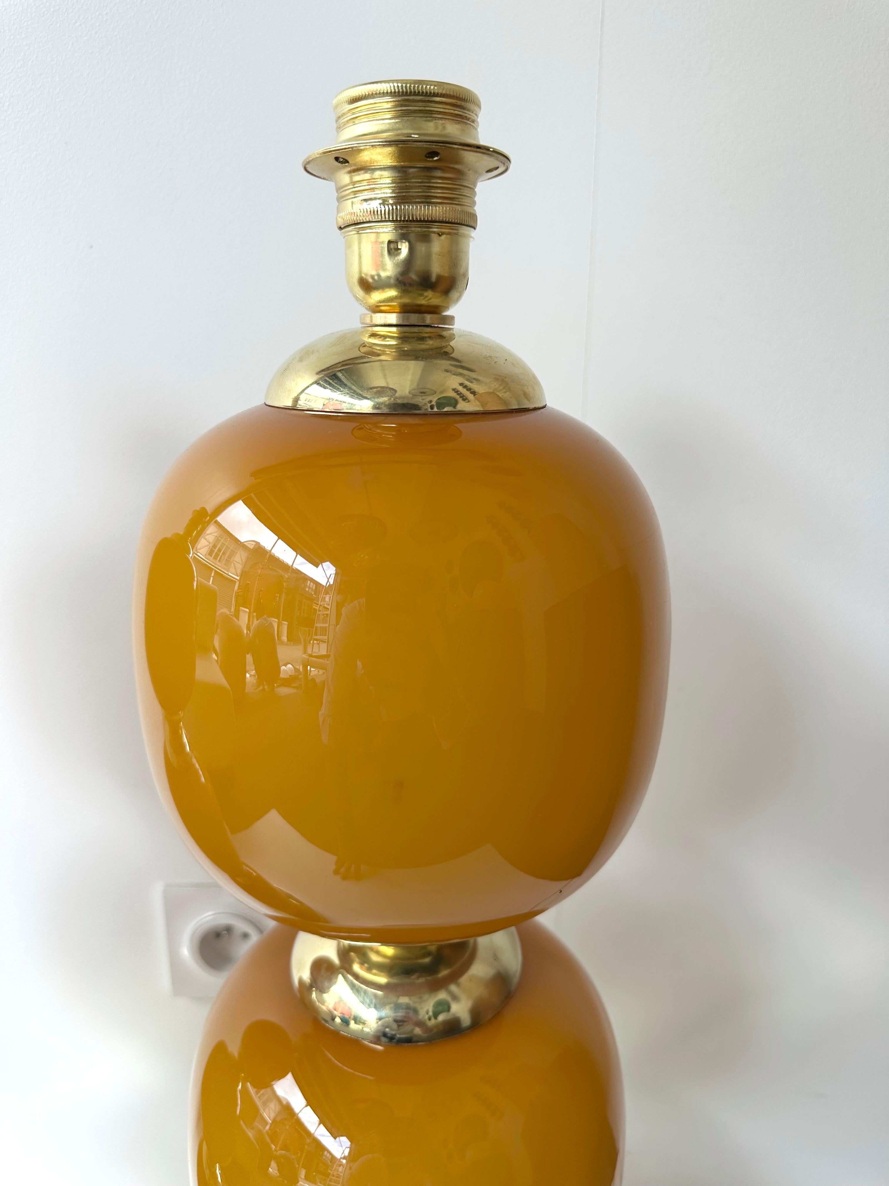 Laiton Paire contemporaine de lampes à ampoules en laiton et verre de Murano orange, Italie en vente