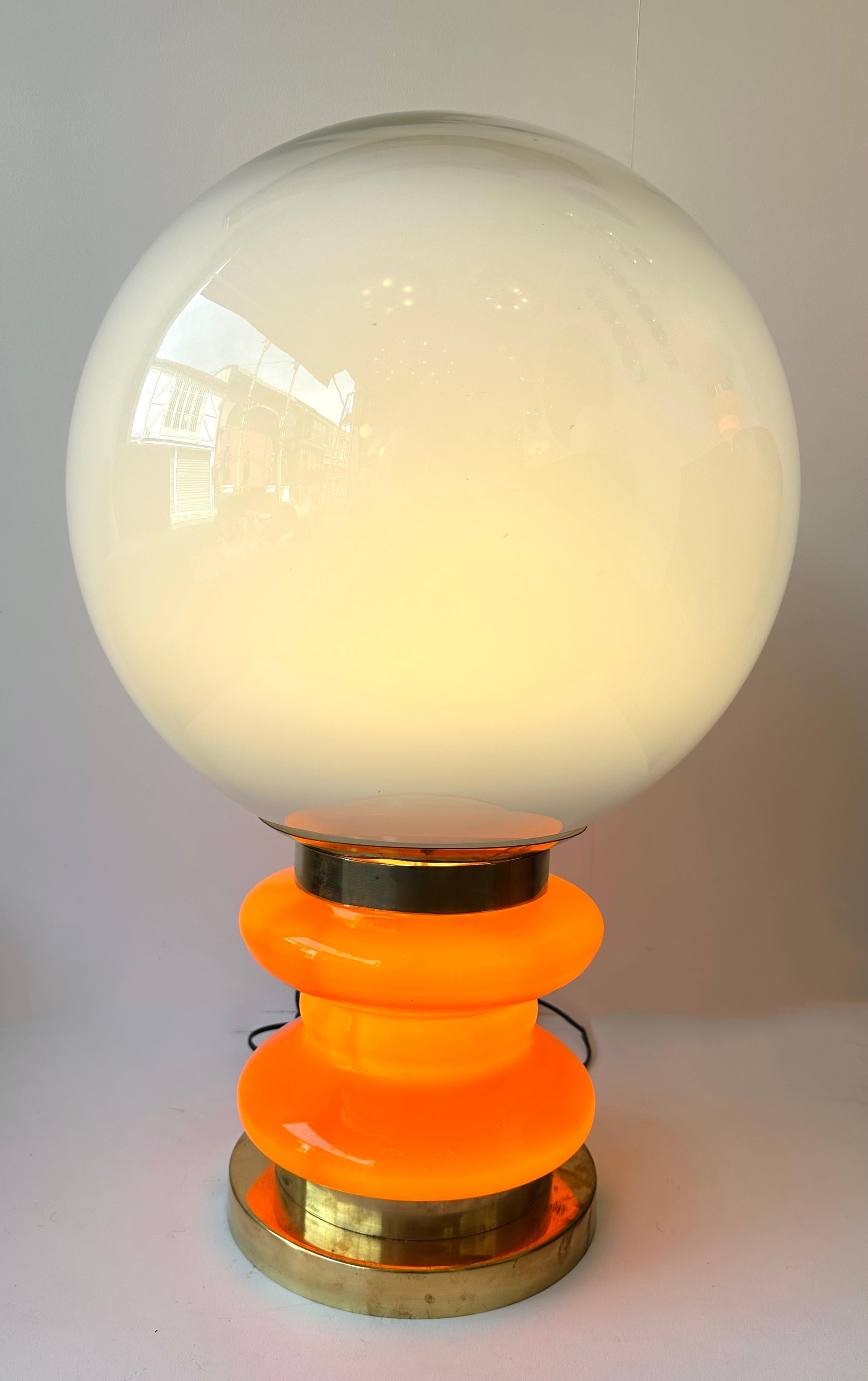Paire contemporaine de lampes à ampoules en laiton et verre de Murano orange, Italie en vente 1