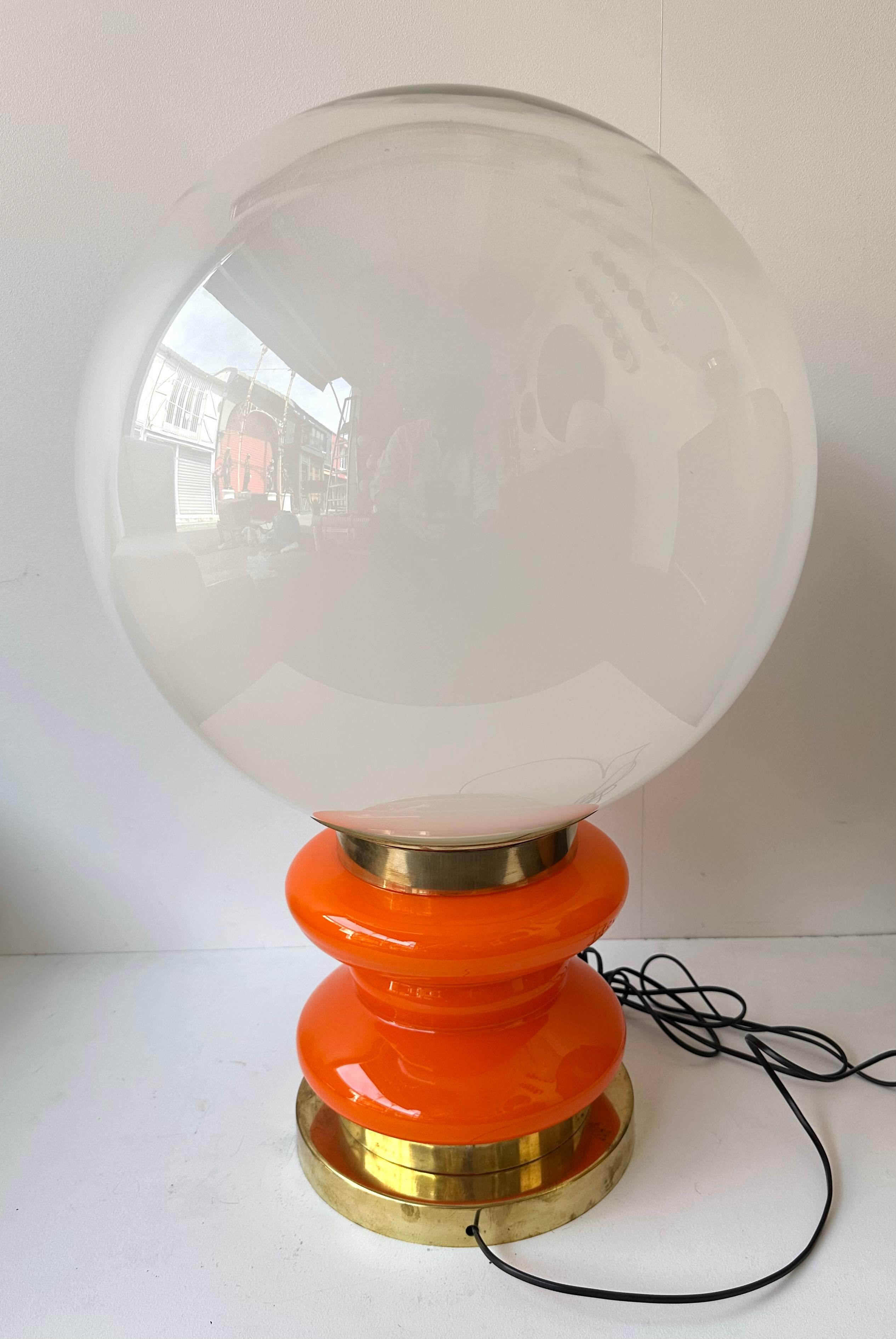 Paire contemporaine de lampes à ampoules en laiton et verre de Murano orange, Italie en vente 2