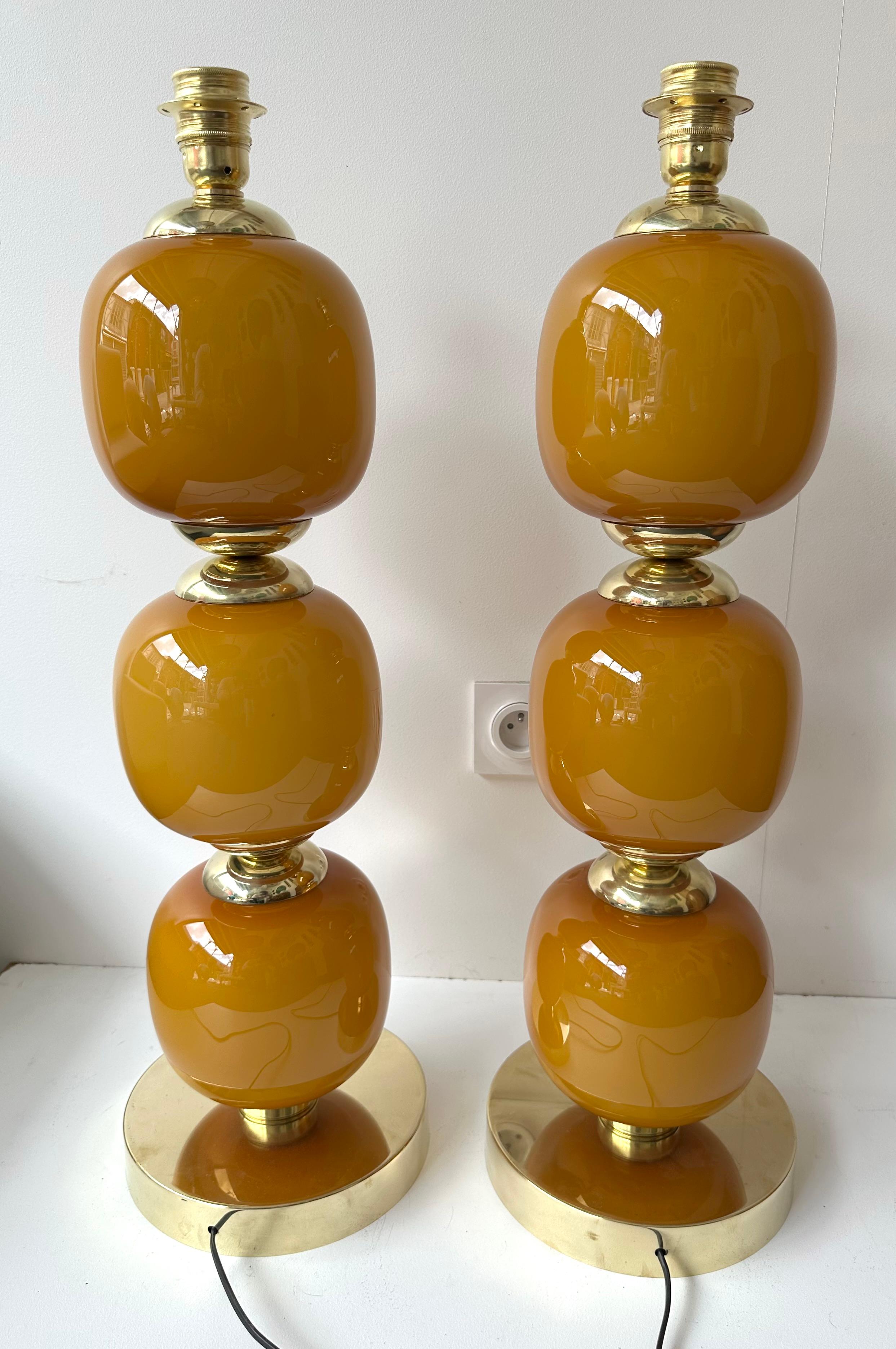Paire contemporaine de lampes à ampoules en laiton et verre de Murano orange, Italie en vente 2