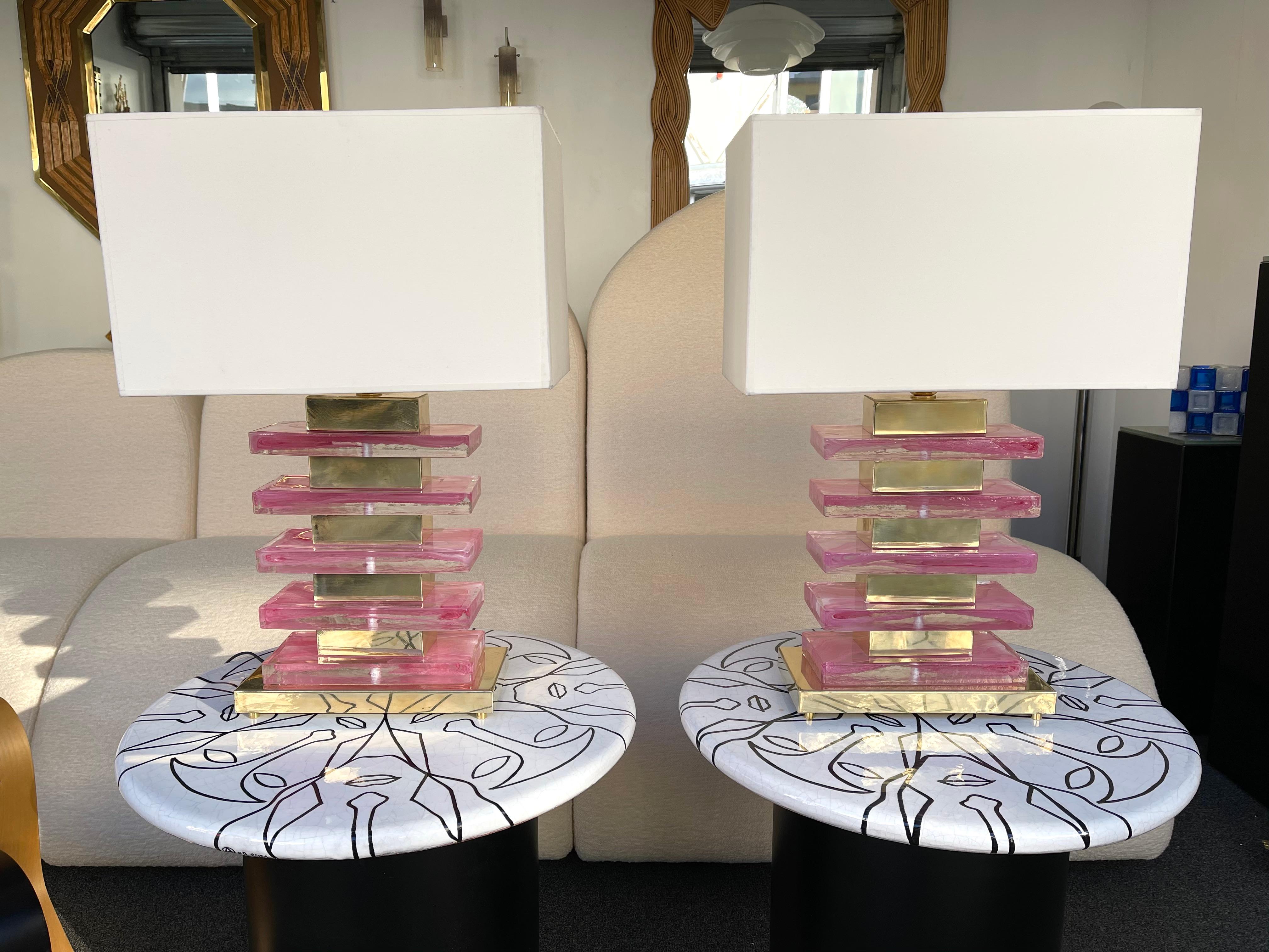 Pair of table or bedside lamps in brass and pink pressed Murano glass blade. In the mood of Aldo Carlo Nason for Mazzega, Venini, Vistosi, La Murrina, Seguso, Veronese, Toni Zuccheri for Veart, Poliarte, Esperia.

Demo shades are not included.