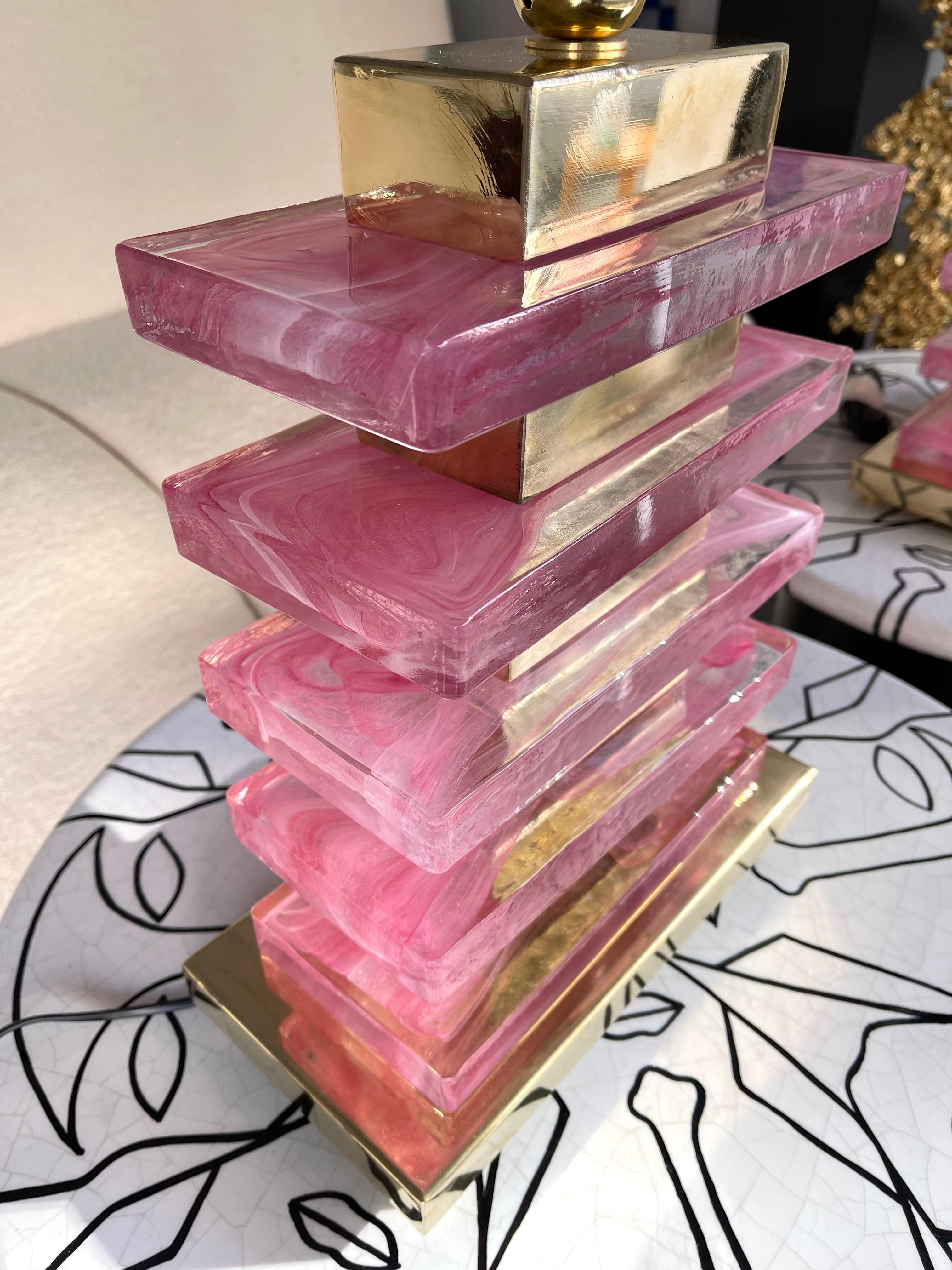 Paire de lampes contemporaines en laiton et verre de Murano rose à lame, Italie Neuf - En vente à SAINT-OUEN, FR
